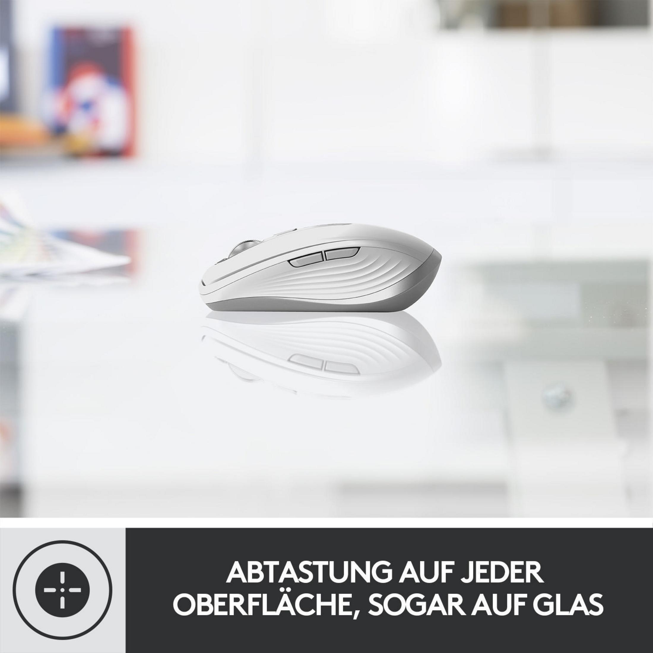 Mouse wireless bianco su vetro, con riflesso. Lo sfondo è sfocato.
