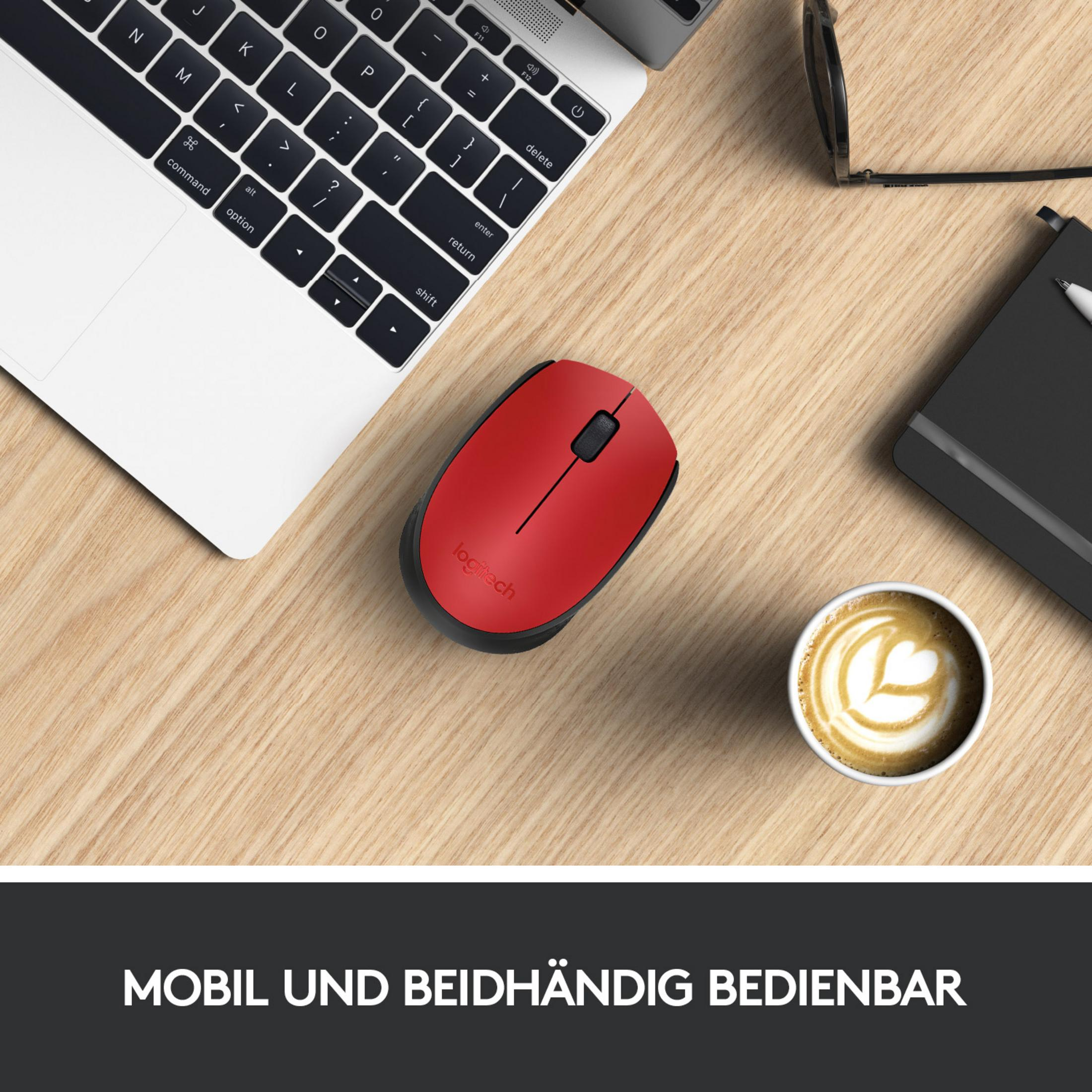 Czerwona mysz bezprzewodowa Logitech na drewnianym biurku. Filiżanka kawy i laptop w tle.
