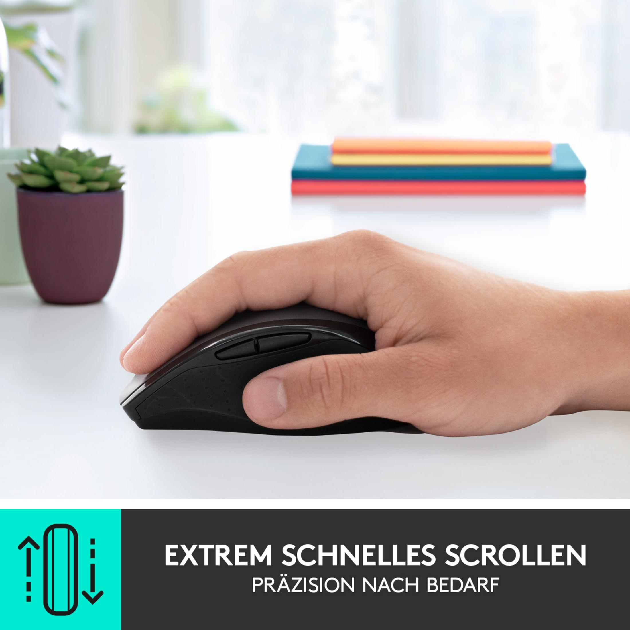Eine Hand benutzt eine Logitech-Maus auf einem weißen Schreibtisch. Text: 'EXTREM SCHNELLES SCROLLEN, PRÄZISION NACH BEDARF'.