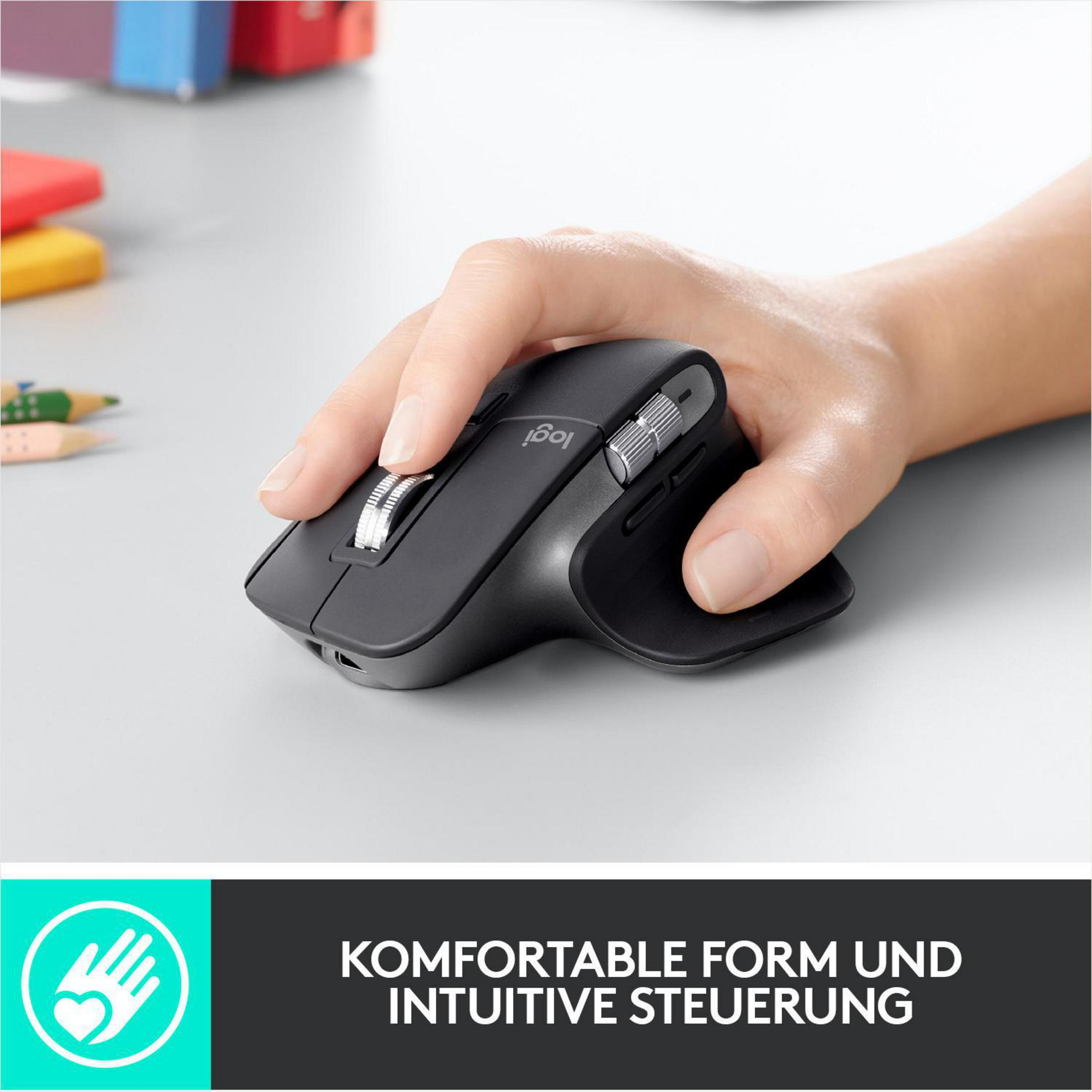 Czarna mysz Logitech używana na powierzchni z tekstem w języku niemieckim.