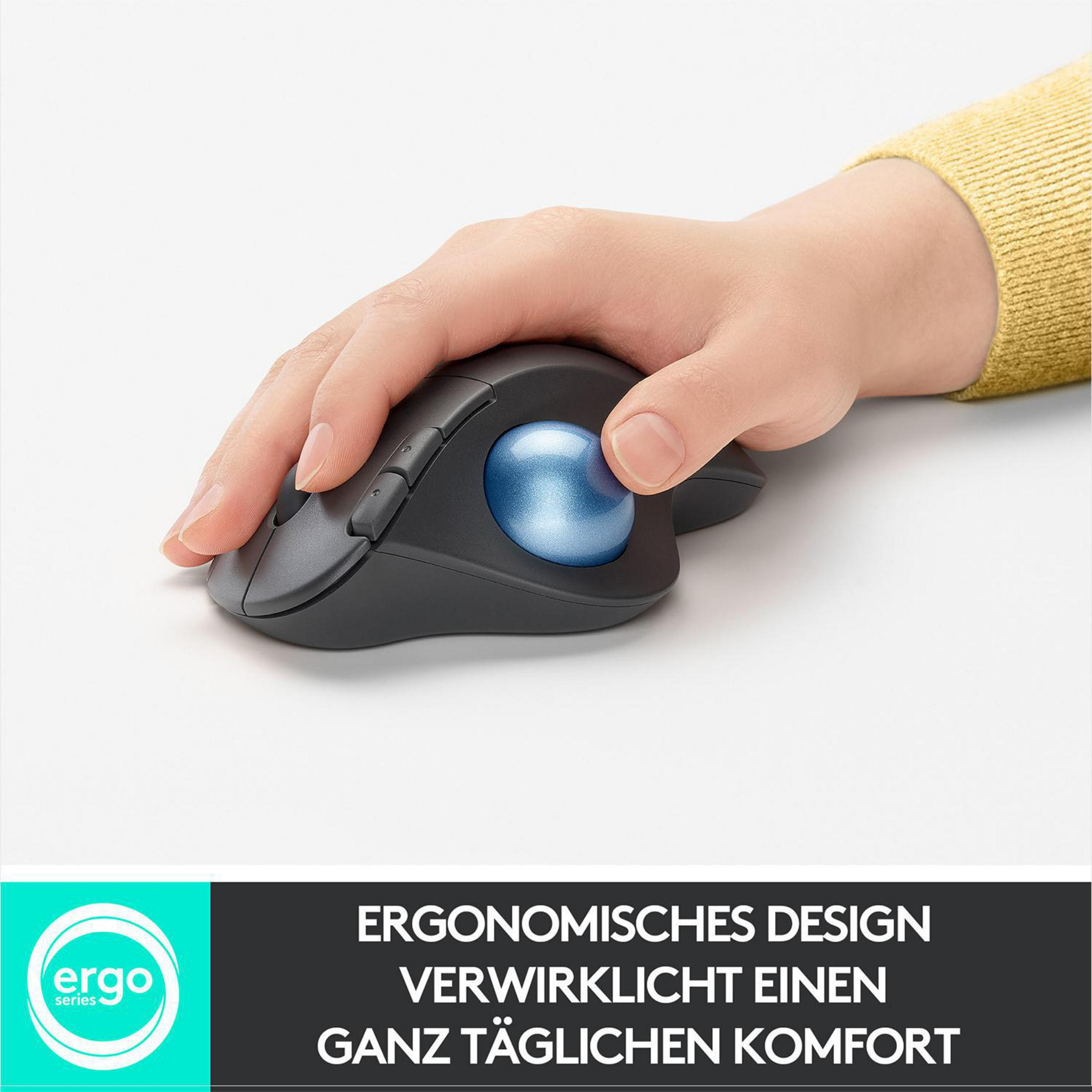 Una persona usa un ratón trackball negro, con una bola azul, sobre una superficie blanca.