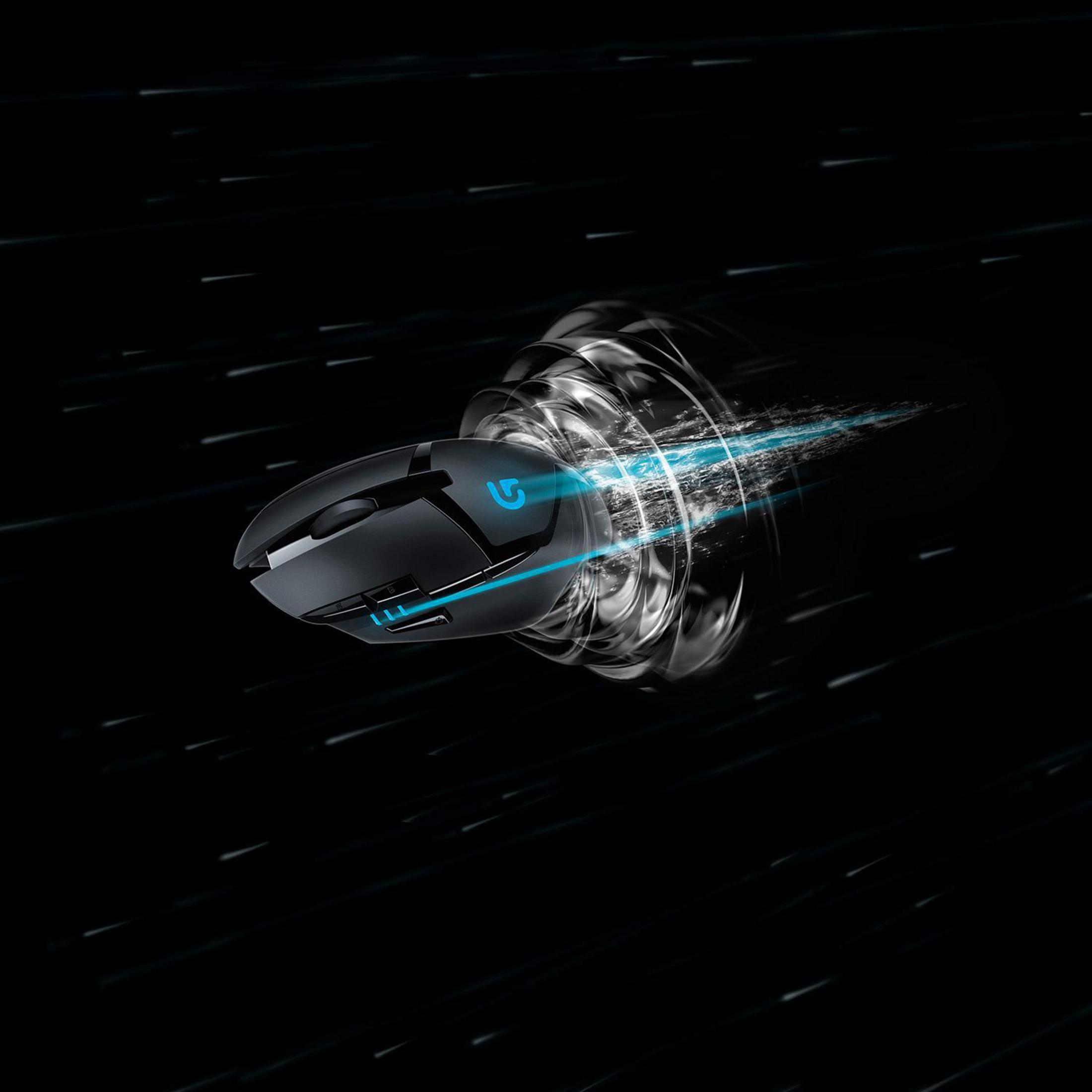 Ratón para juegos negro con detalles azules. Tiene un logotipo de Logitech.