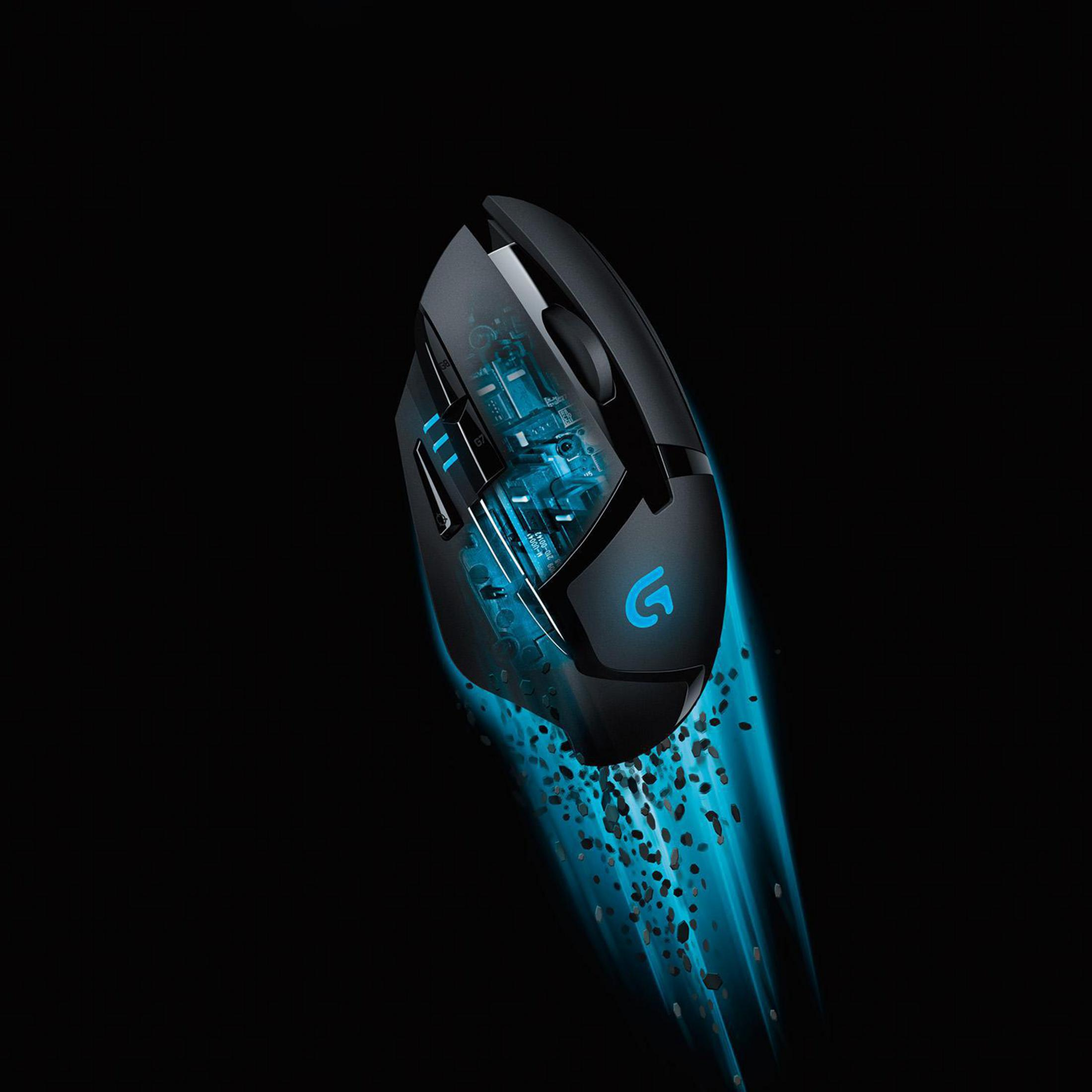 Ratón gaming Logitech con efectos de luz azul sobre fondo negro.