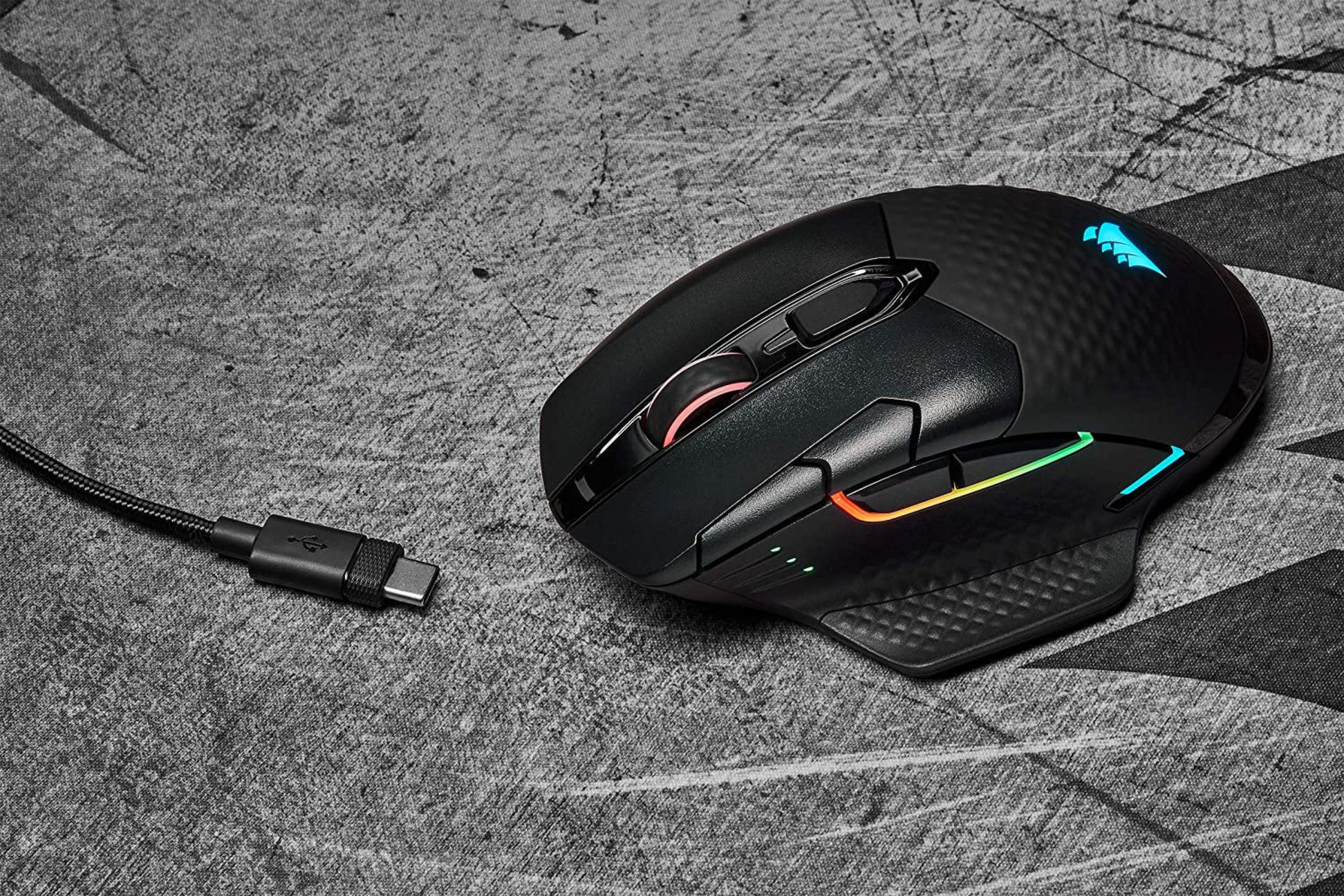 Czarna mysz gamingowa Corsair z kablem USB-C. Mysz ma kolorowe światła.