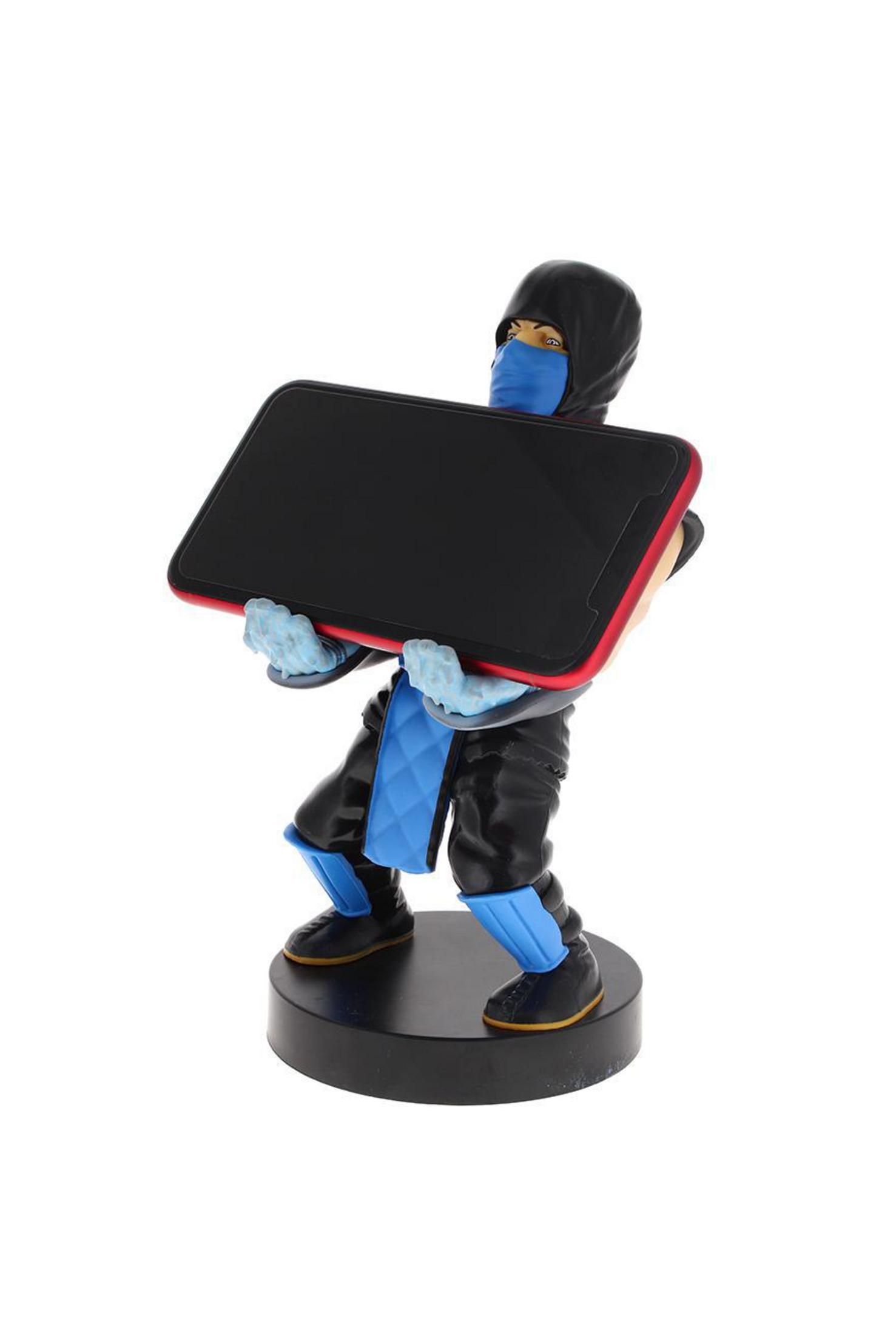Figurka Sub-Zero trzymająca czarny smartfon. Figurka jest niebiesko-czarna.