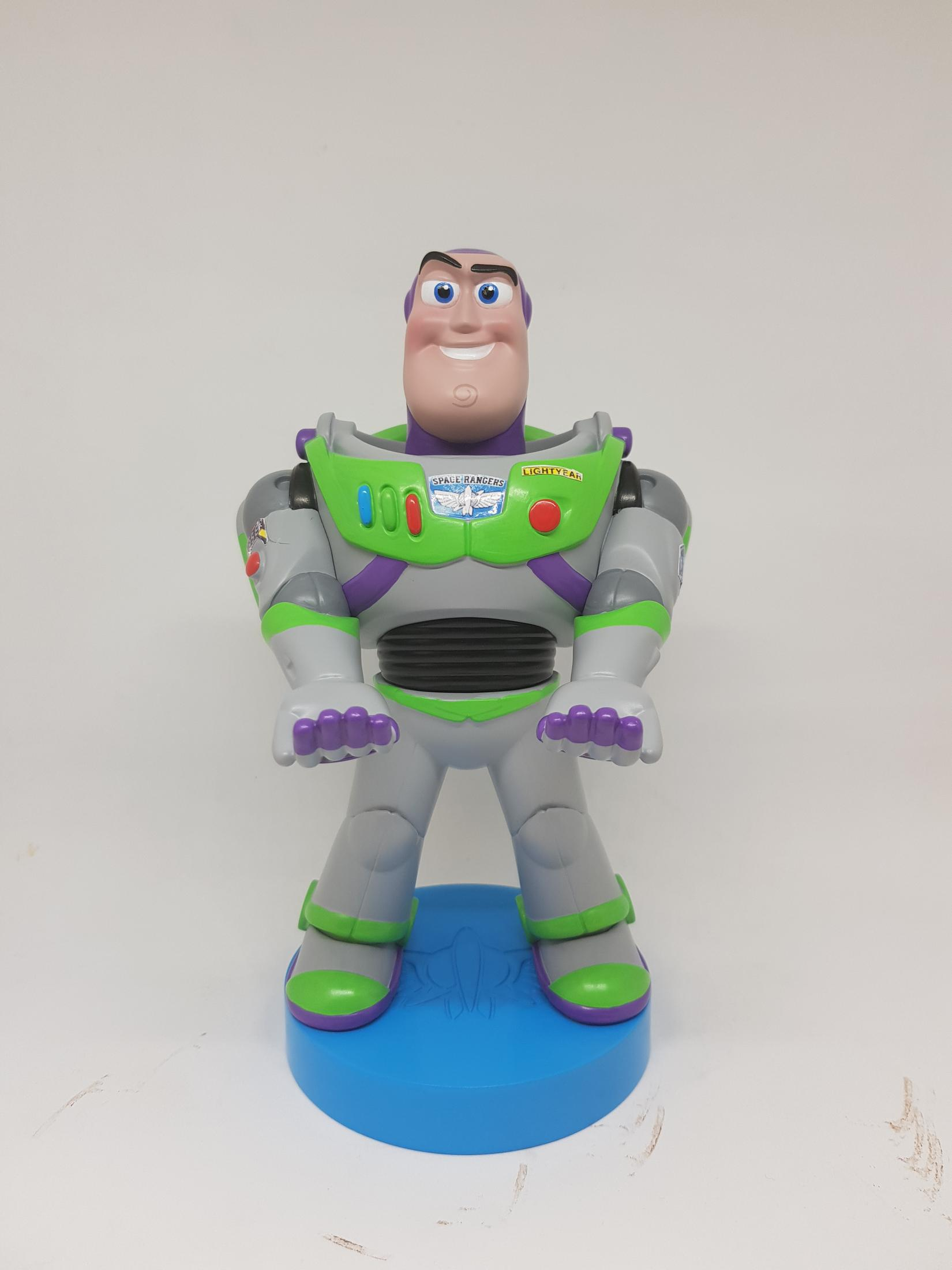 Una statuetta di Buzz Lightyear. È in posa eretta su una base blu.