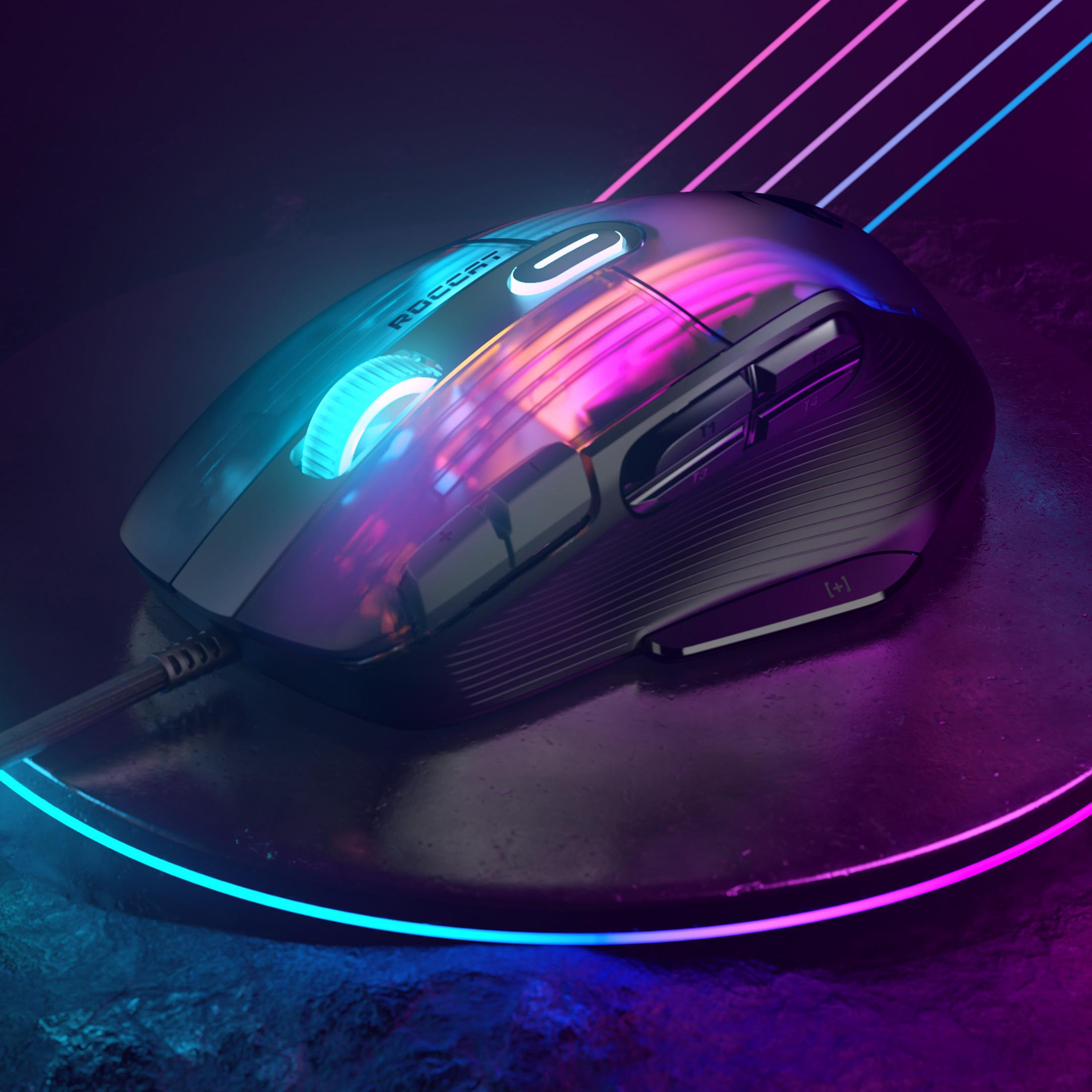 Mouse da gioco Roccat nero con luci al neon blu e rosa. Il mouse è su una superficie scura.