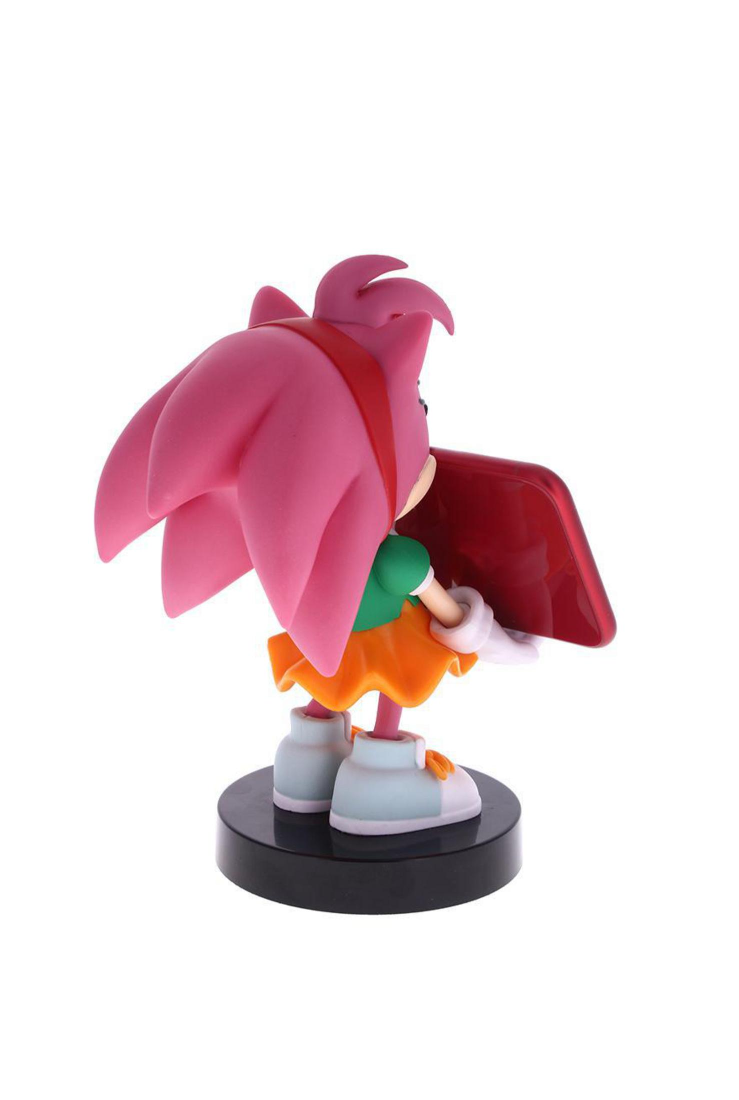 Una figura di Sonic the Hedgehog, Amy Rose, in piedi su una base nera. È rosa e rossa.