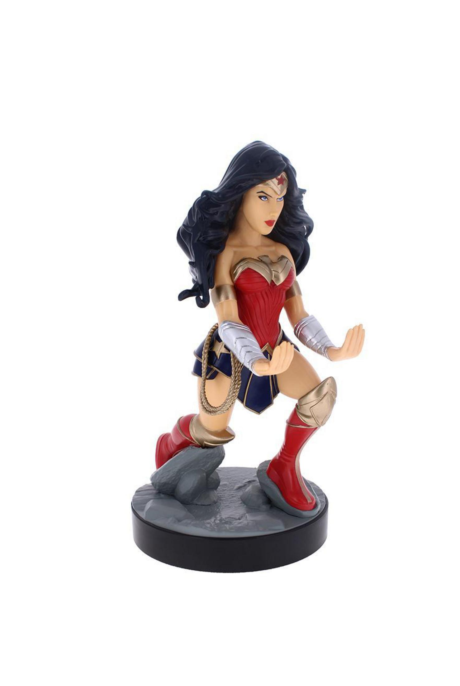 Statuetta di Wonder Woman in posa da combattimento. Indossa un top rosso e una gonna blu.