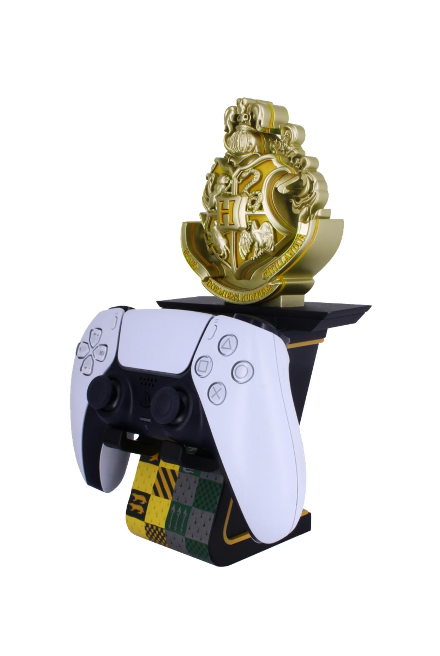 Un controller Playstation 5 su un supporto di Harry Potter, con stemma dorato.