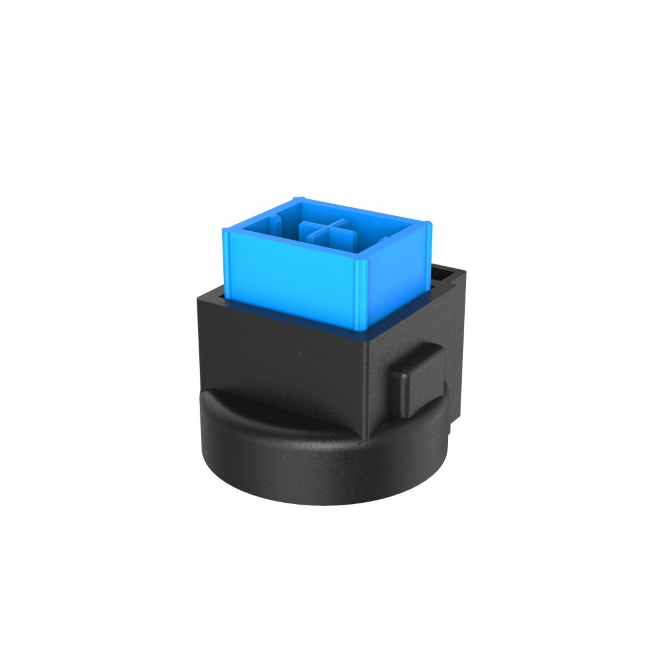 Ein blauer und schwarzer elektrischer Stecker auf weißer Oberfläche, isolierte Ansicht.