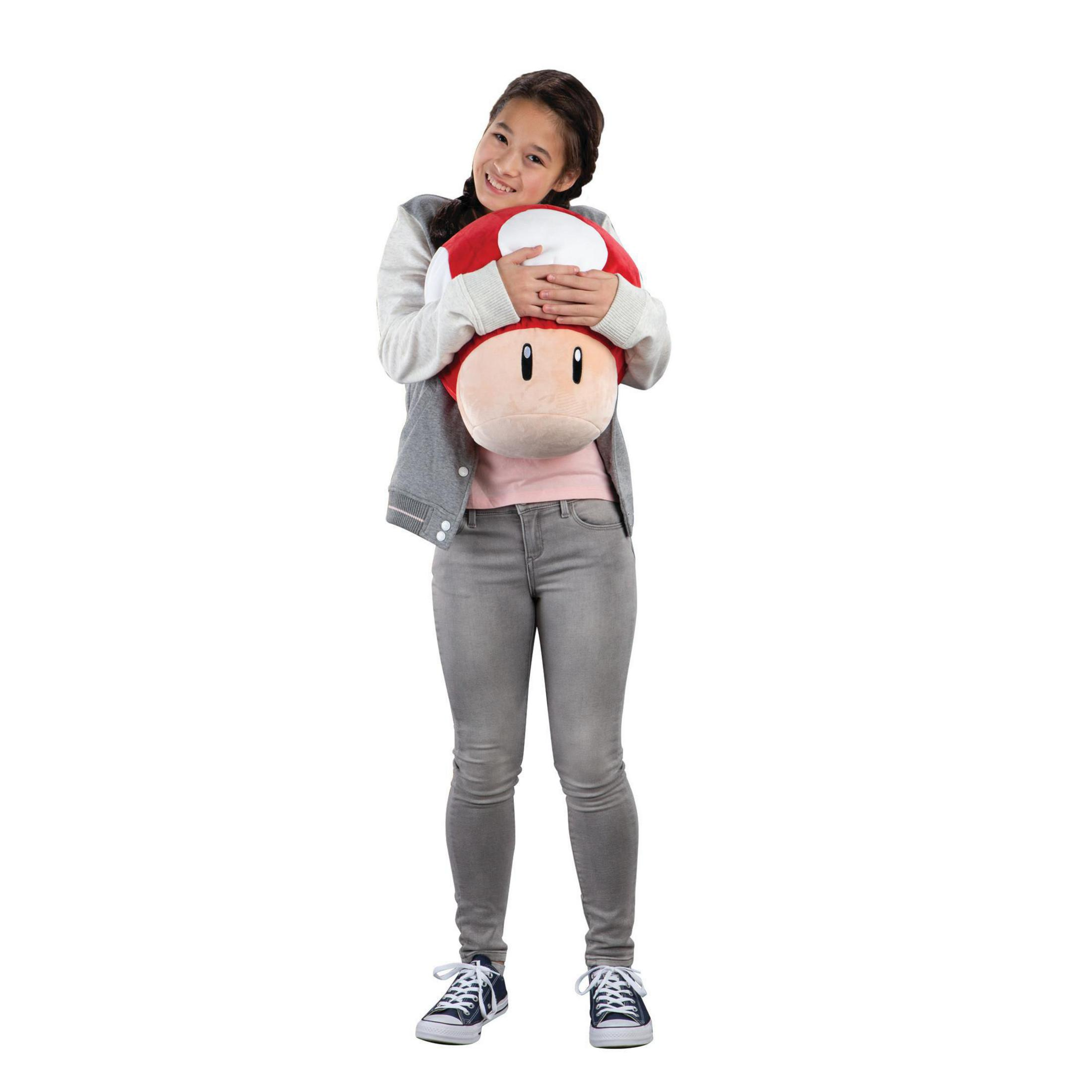Ragazza che abbraccia un grande peluche di Mario Mushroom.