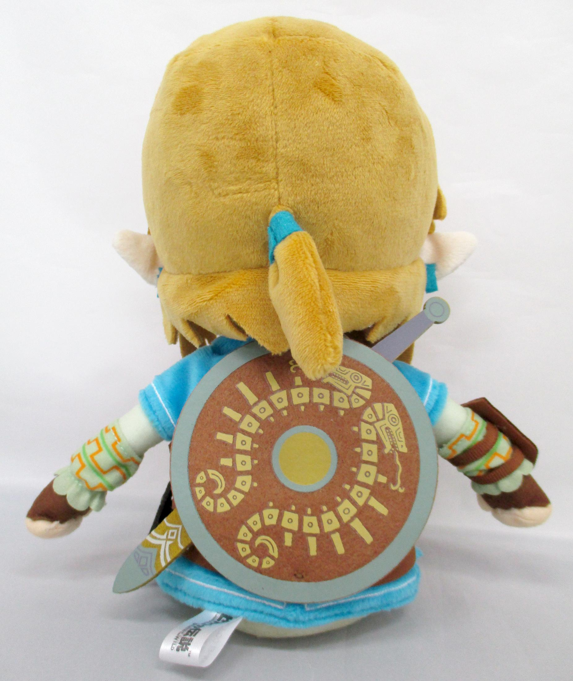 Vista trasera de un peluche de Link de Zelda, con escudo y espada.