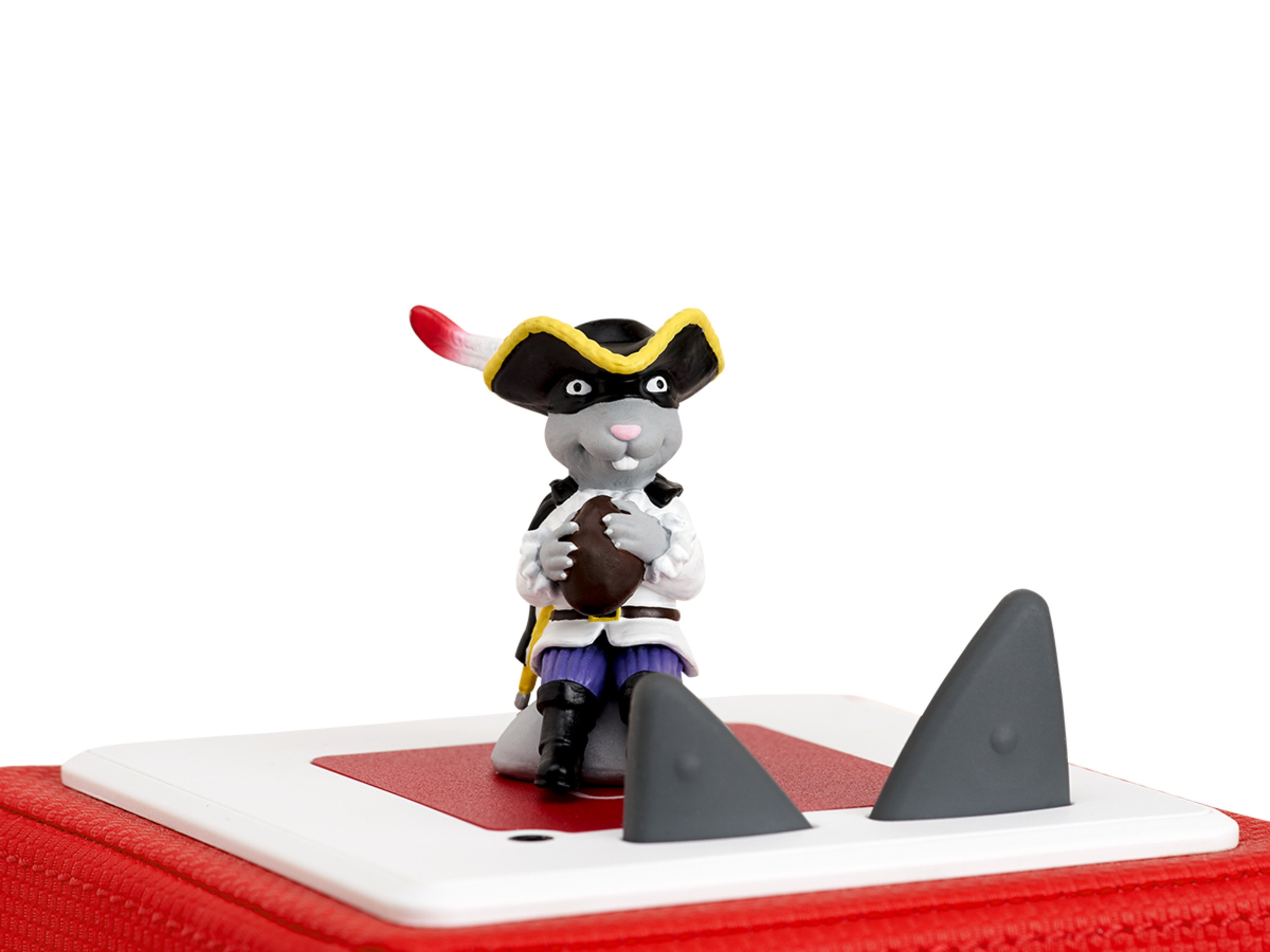 Ein Spielzeug-Piratenkaninchen mit Football vor Haifischflossen.