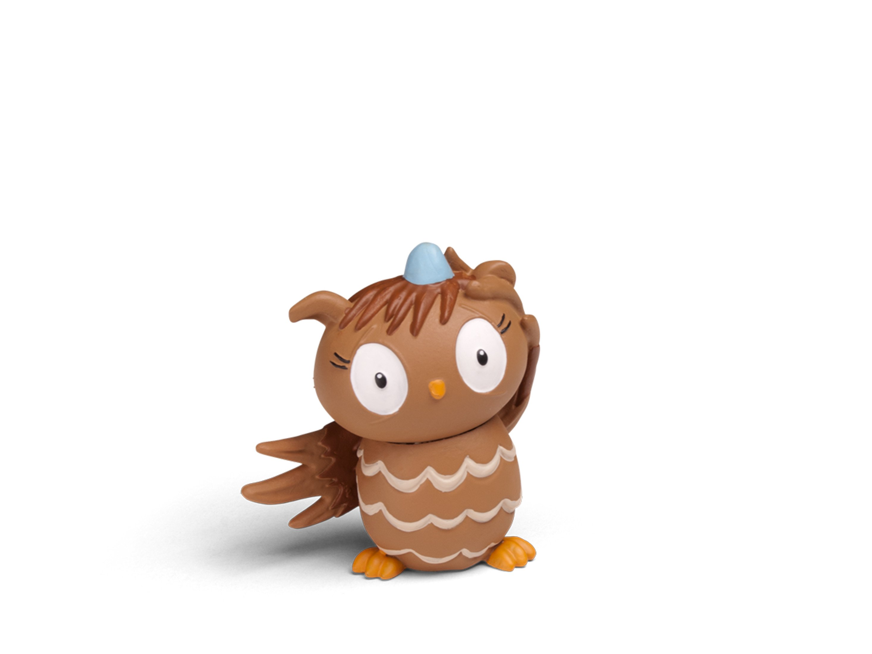 Eine Eulenfigur mit geöffnetem Flügel. Der Hintergrund ist weiß. Die Eule ist braun.
