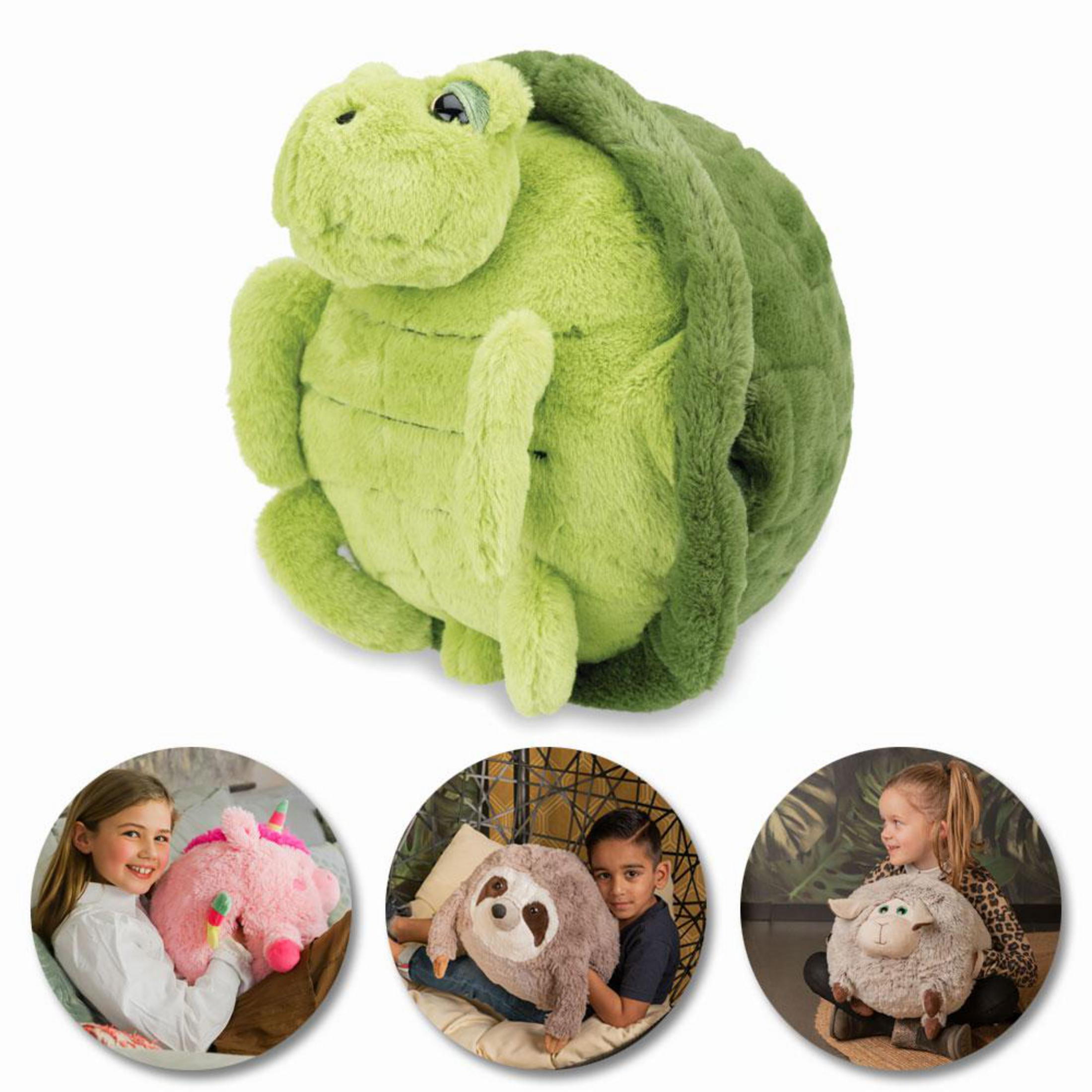Grünes Schildkröten-Plüschtier und drei kleinere Plüschtiere mit Kindern.