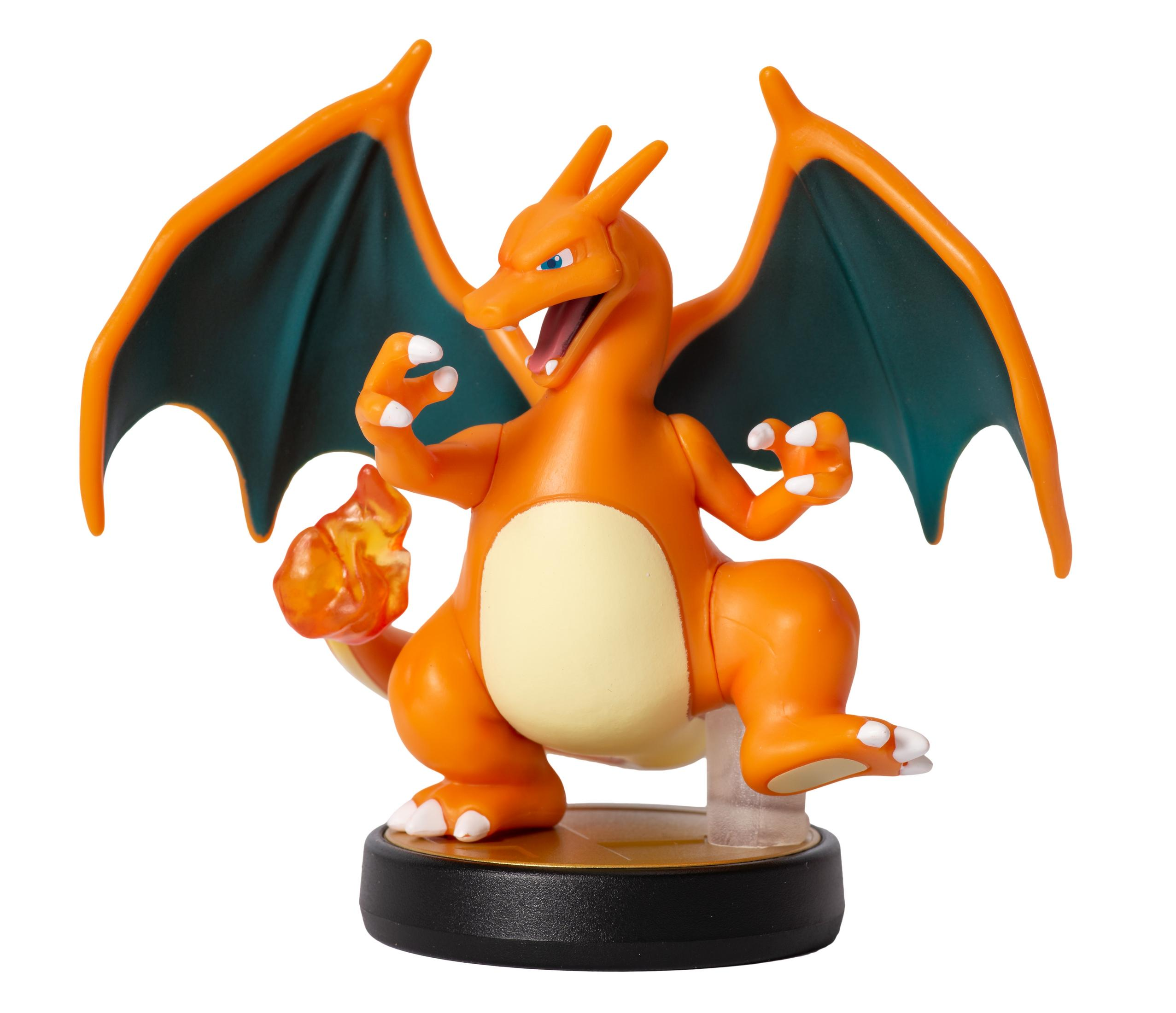 Eine Charizard-Figur mit orangefarbenem Körper, grünen Flügeln und einer Flamme. Sie steht auf einer schwarzen Basis.