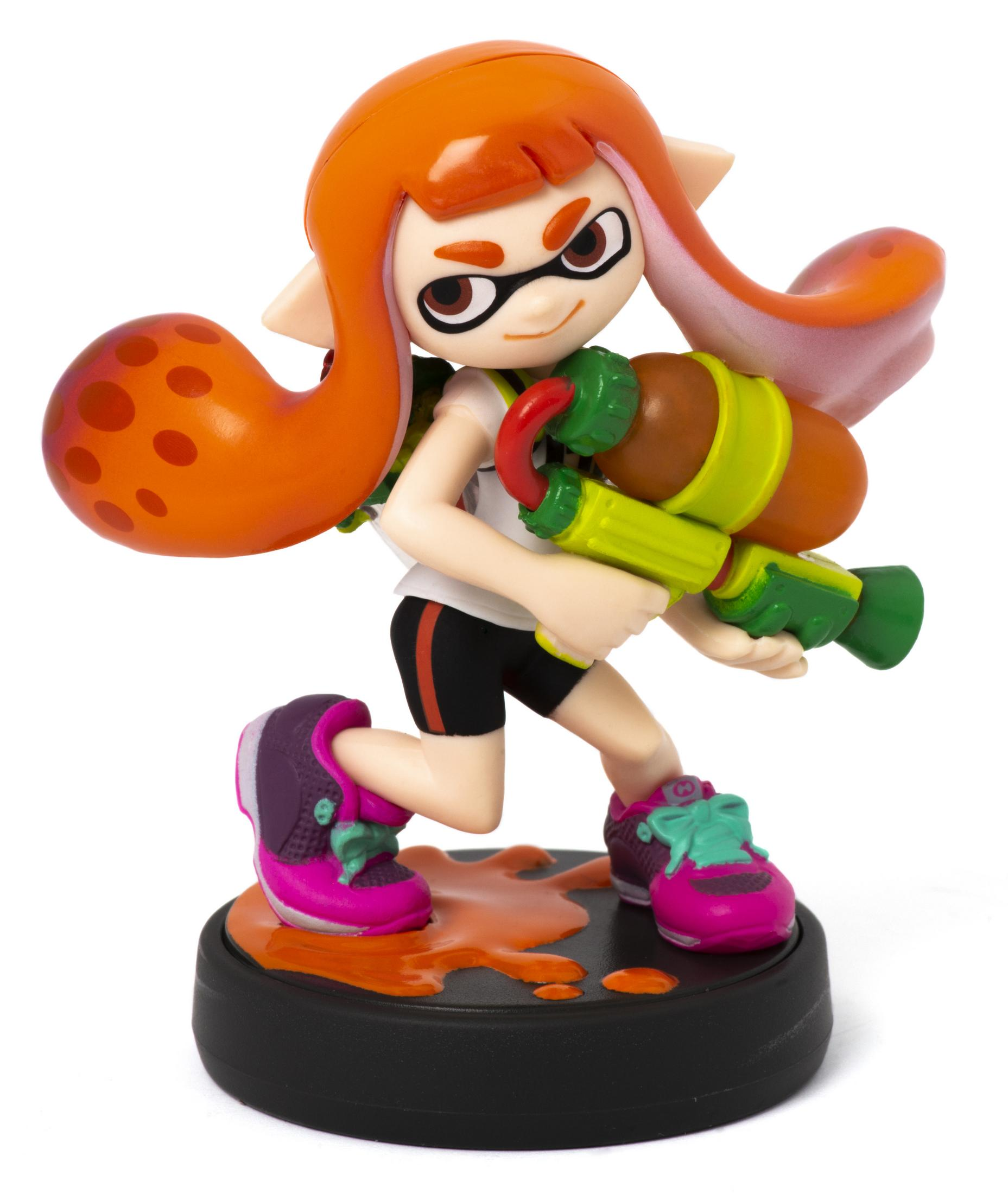 Splatoon Amiibo-Figur: ein Mädchencharakter mit orangen Haaren, das eine Wasserpistole hält, auf schwarzer Basis.