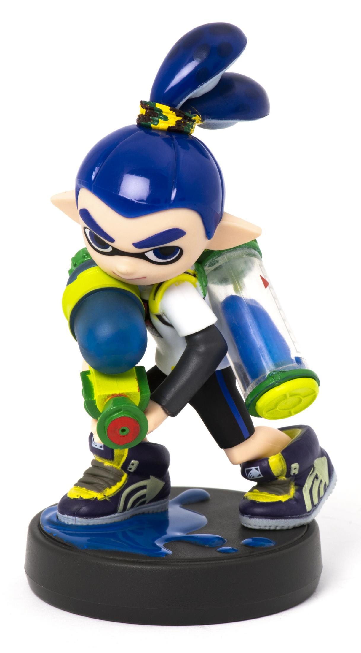 Eine blaue Inkling Amiibo-Figur aus Splatoon, auf schwarzer Basis.