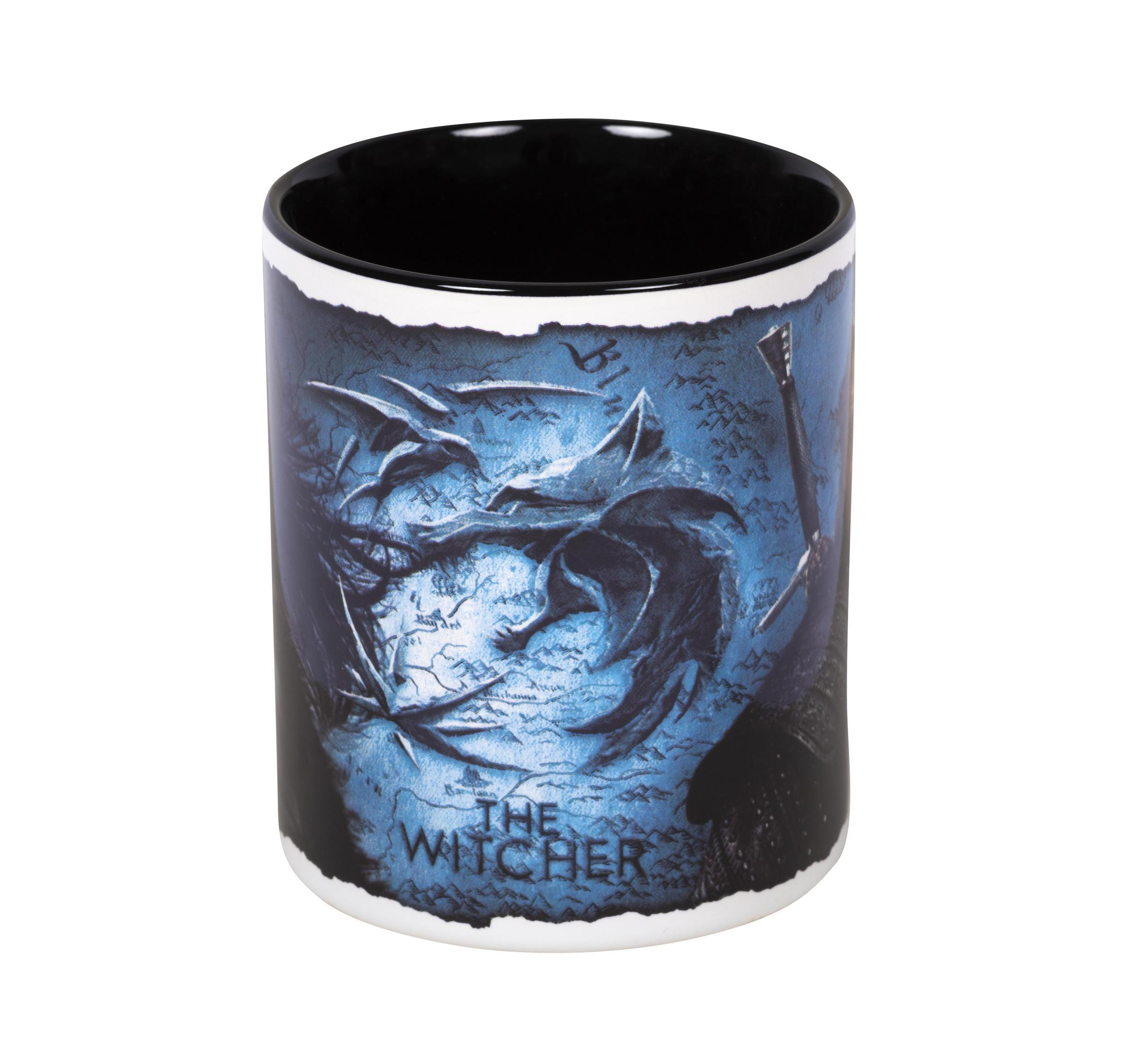 Eine weiße Keramik-Tasse mit einem Witcher-Design.