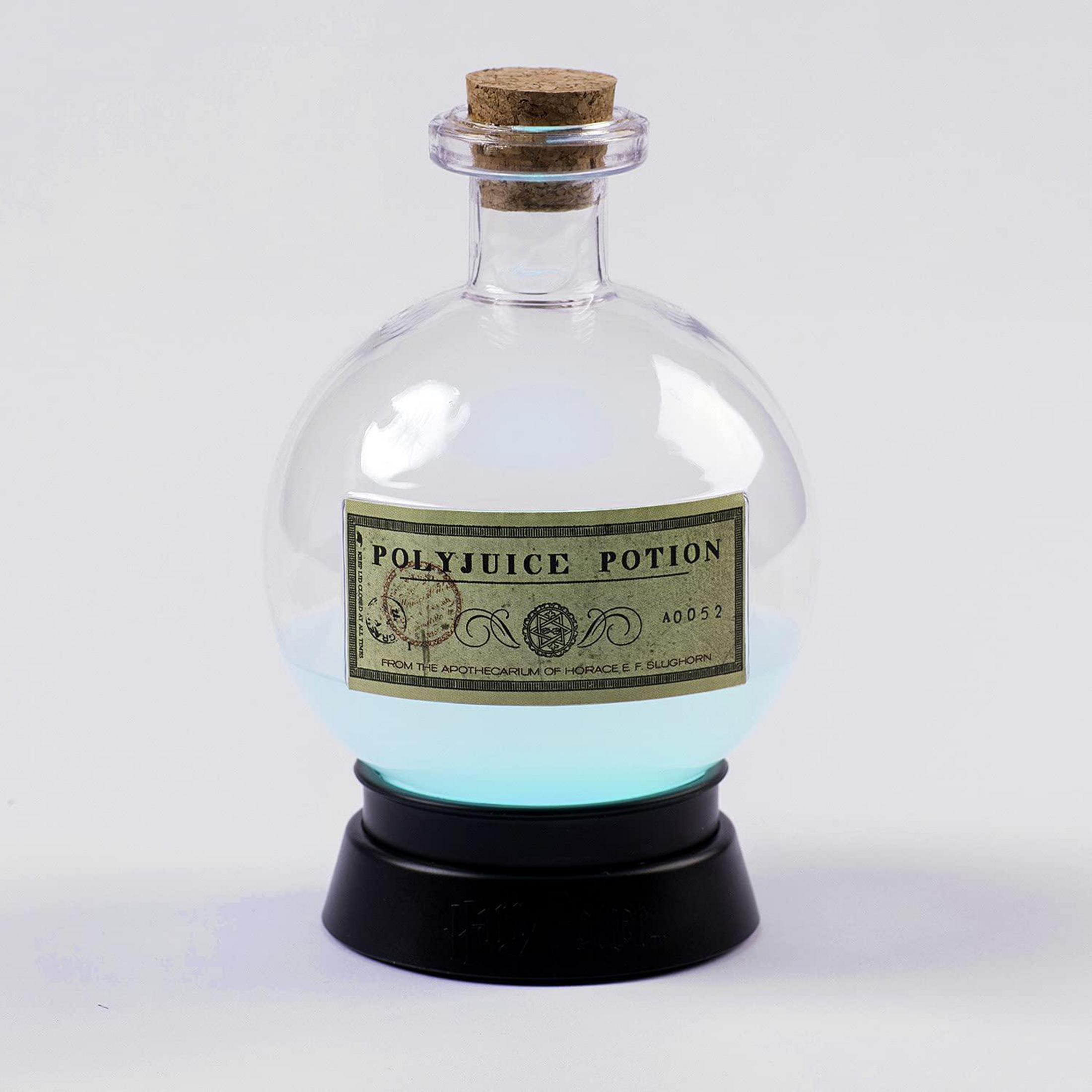 Eine runde Glasflasche mit Korken, leuchtender blauer Flüssigkeit und einem Etikett. Text: Polyjuice Potion.