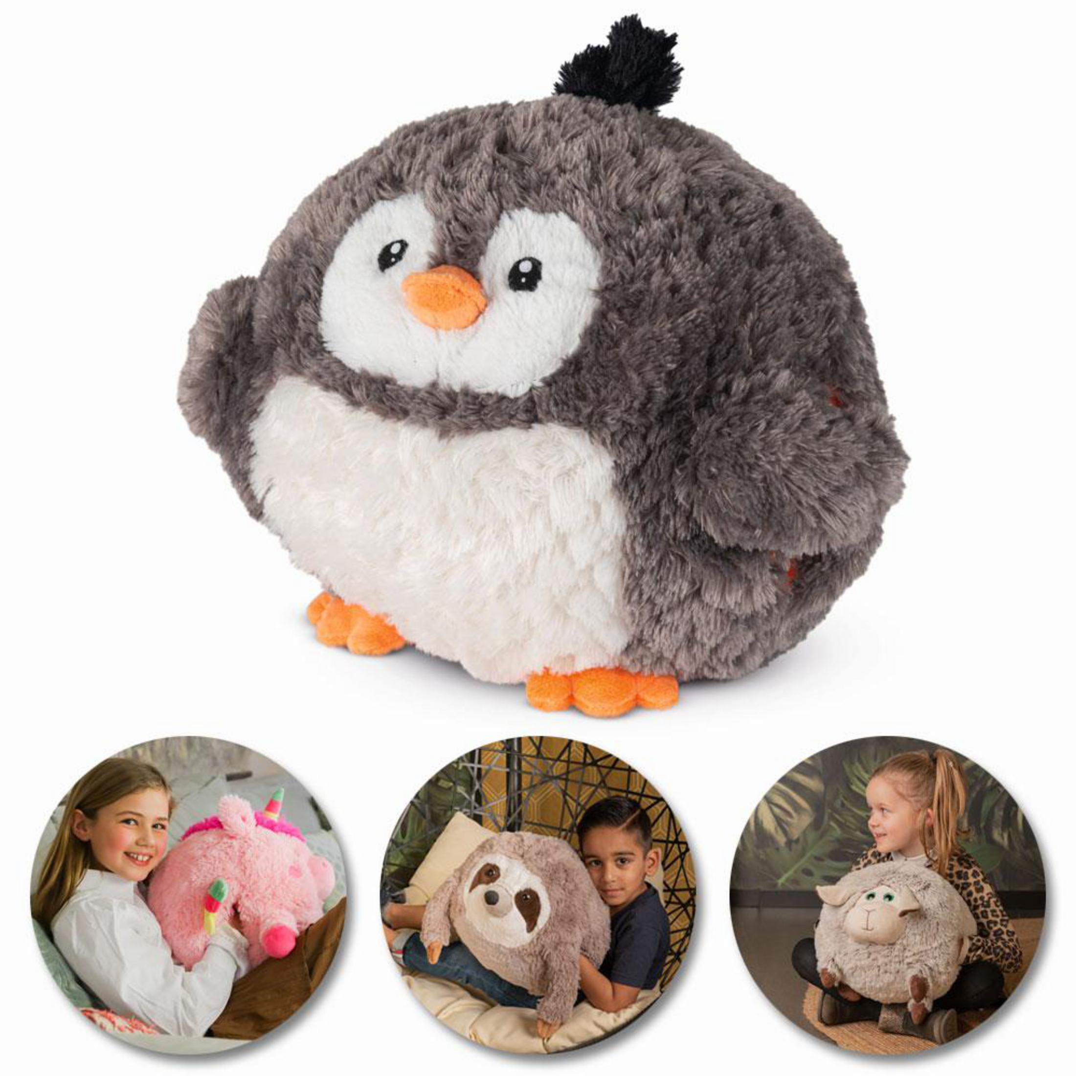 Pinguin-Plüschtier mit drei weiteren Plüschtieren in Kreisen darunter, drei Kinder halten sie.