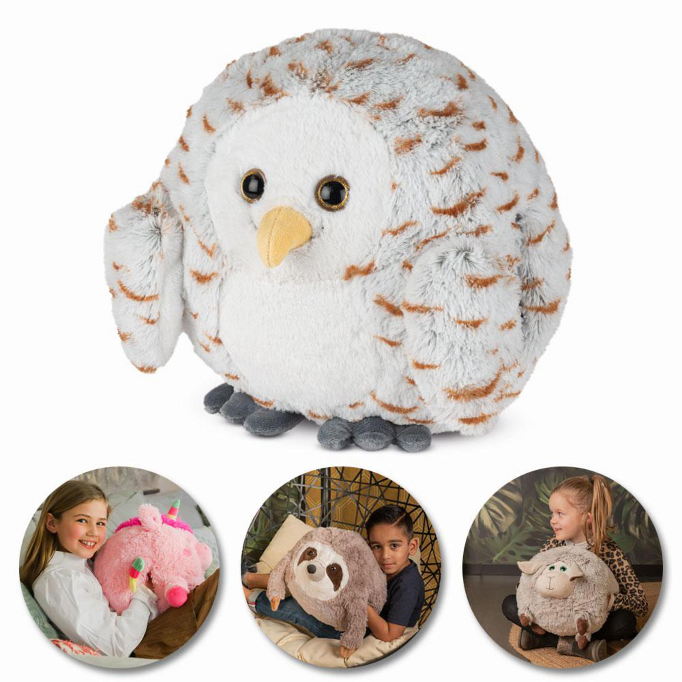 Eulen-Plüschtier, umgeben von Kindern, die Plüschtiere von Einhorn, Faultier und Schaf halten.