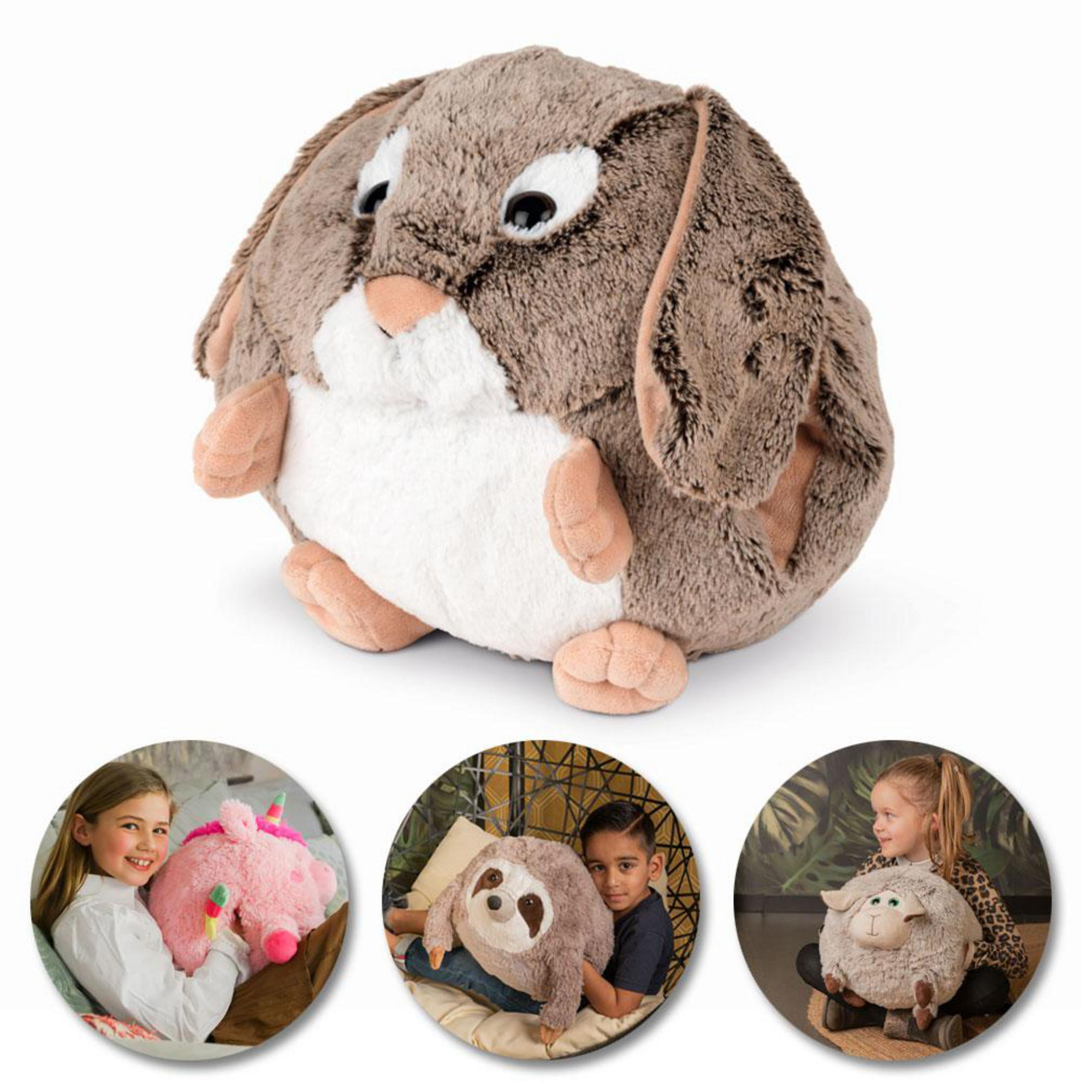 Ein Plüschhase mit drei Bildern von Kindern, die Plüschtiere halten. Weißer Hintergrund.