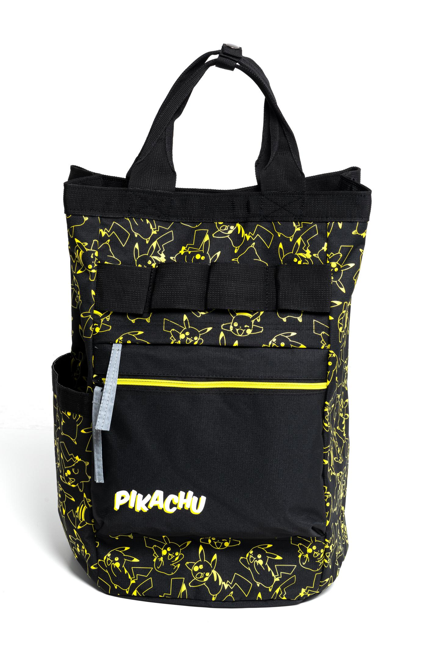 Schwarze und gelbe Pikachu-Tragetasche mit einem Muster von Pikachu-Figuren. Das Wort Pikachu steht auf der Tasche.