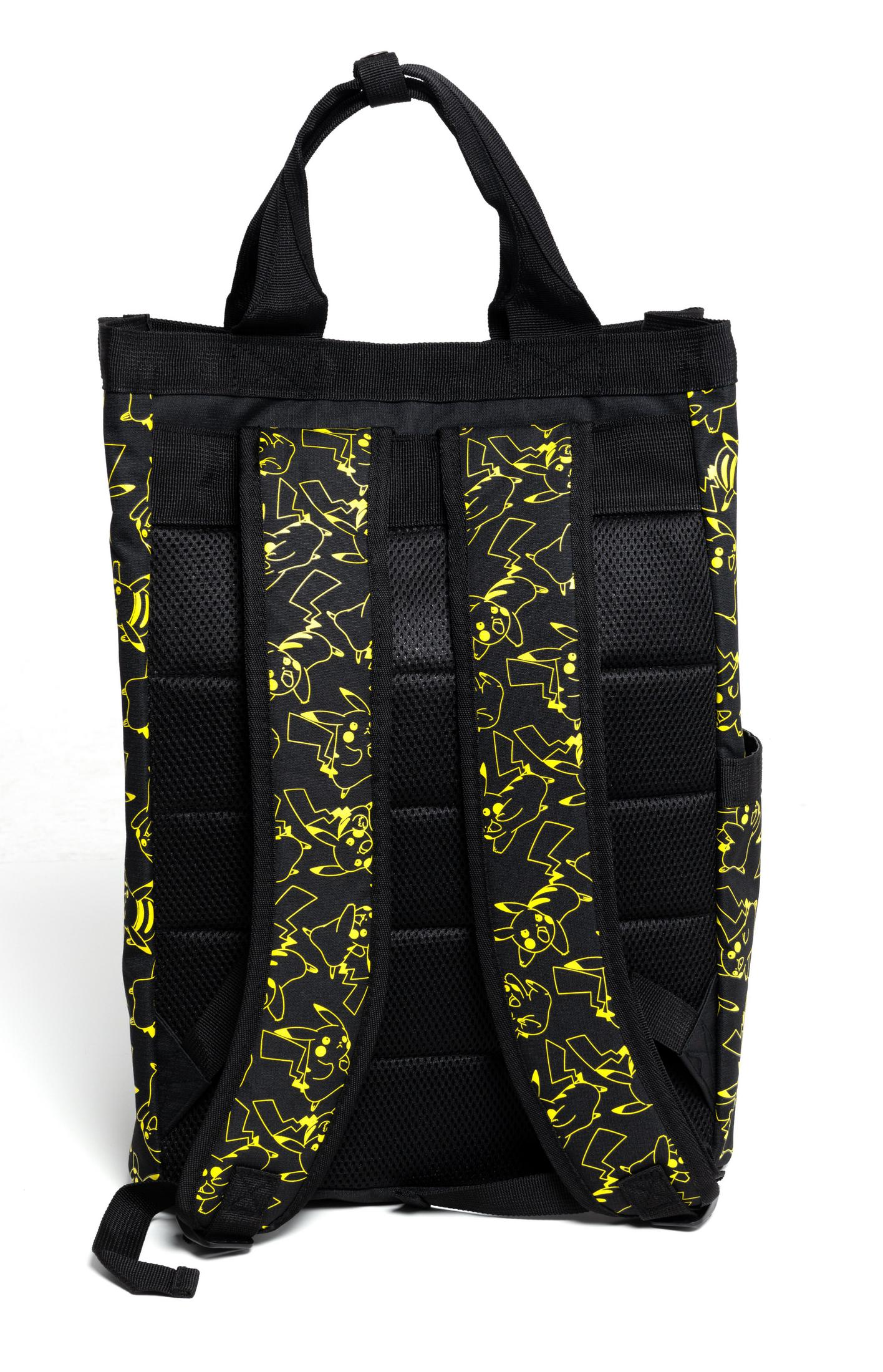 Schwarzer Rucksack mit gelben Pikachu-Umrissen. Zwei Schultergurte. Weißer Hintergrund. Pikachu-Thema.