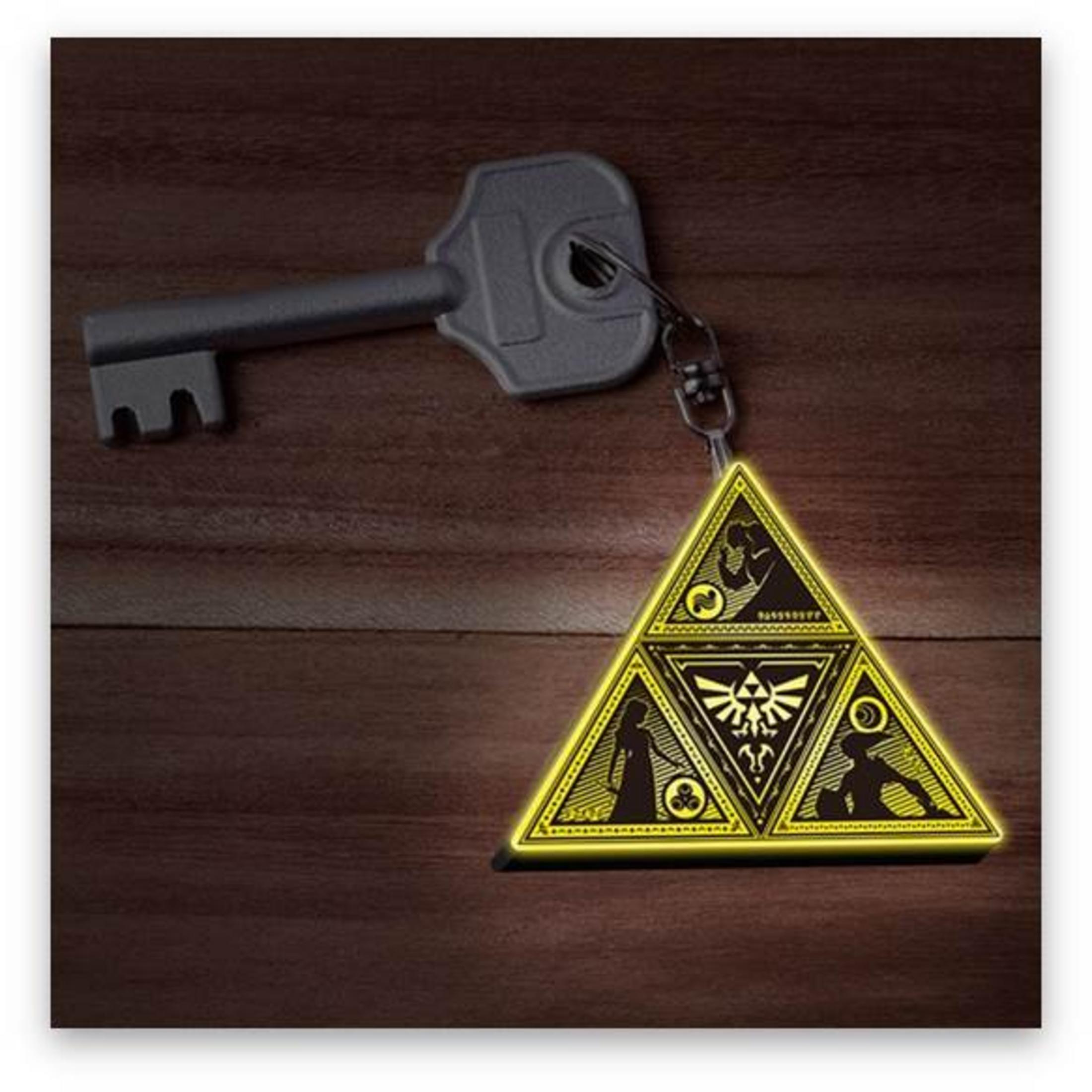 Schlüsselanhänger mit einem leuchtenden Triforce-Symbol. Dunkler Holz Hintergrund.