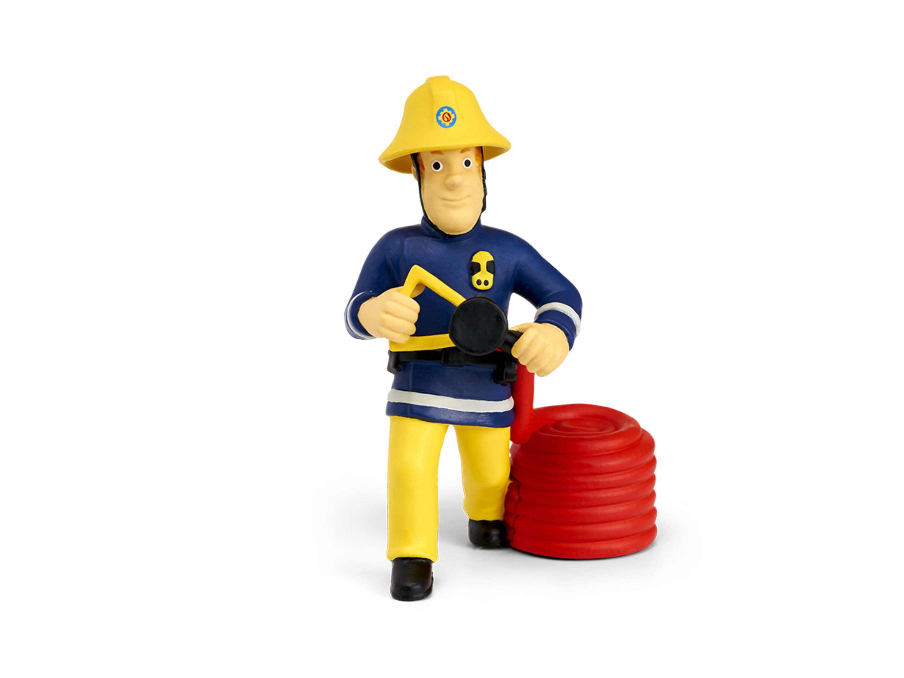 Feuerwehrmann Sam Spielfigur steht mit einem aufgerollten roten Schlauch vor einem weißen Hintergrund.
