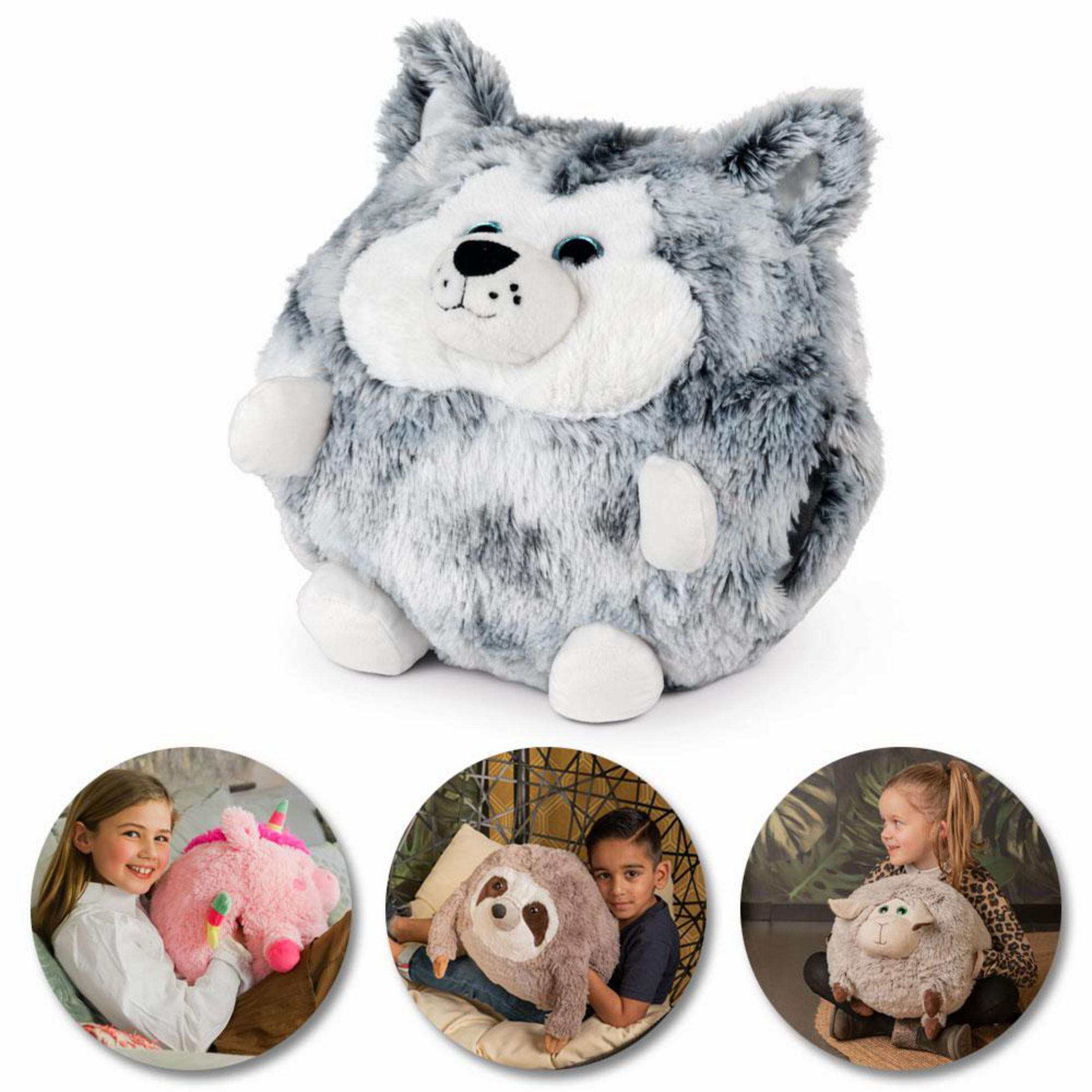Ein großes, flauschiges Wolf-Plüschtier. Drei Kinder halten jeweils ein Plüschtier in Kreisen.
