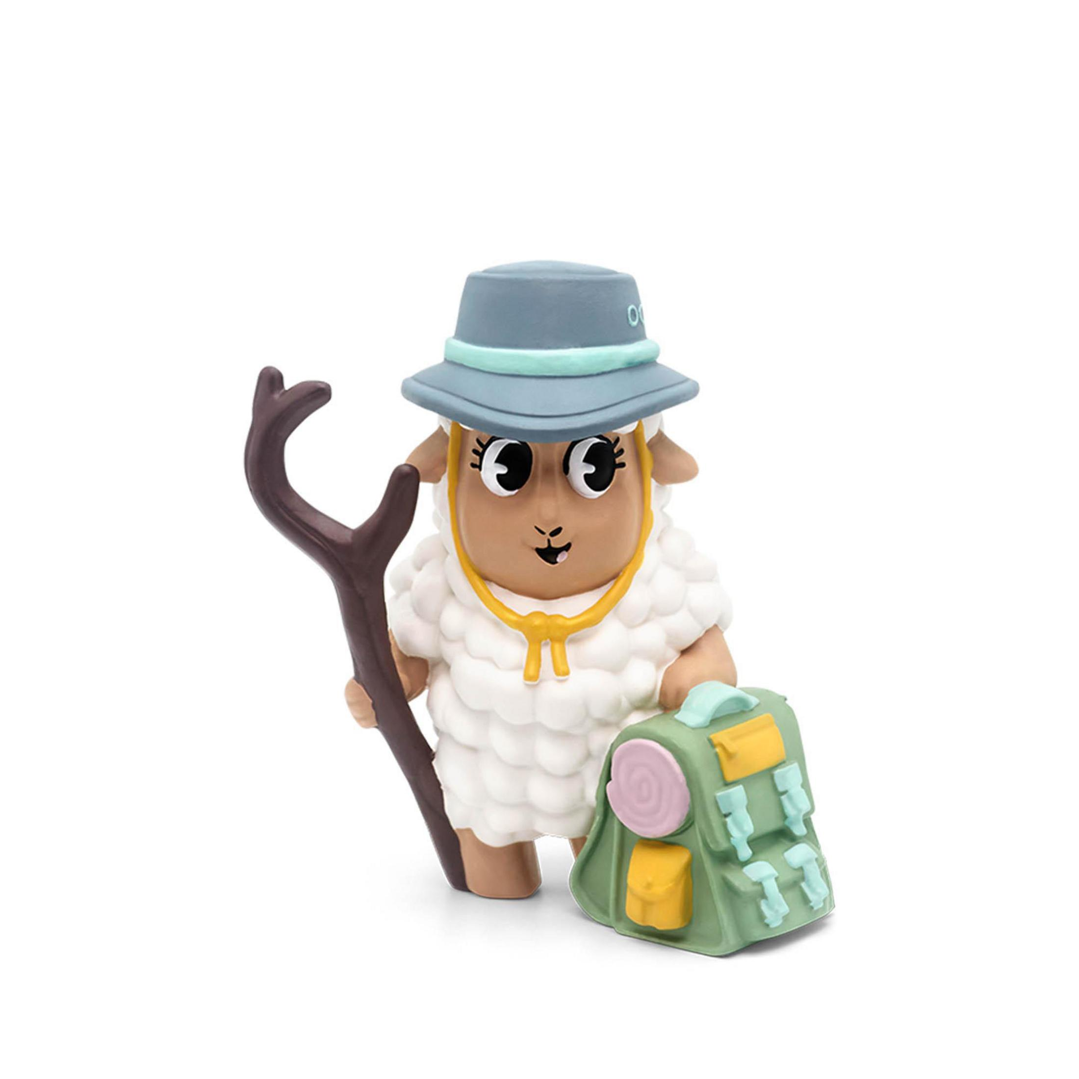 Ein Schaf-Spielzeug mit blauem Hut und Rucksack, das einen Stab hält. Weißer Hintergrund.