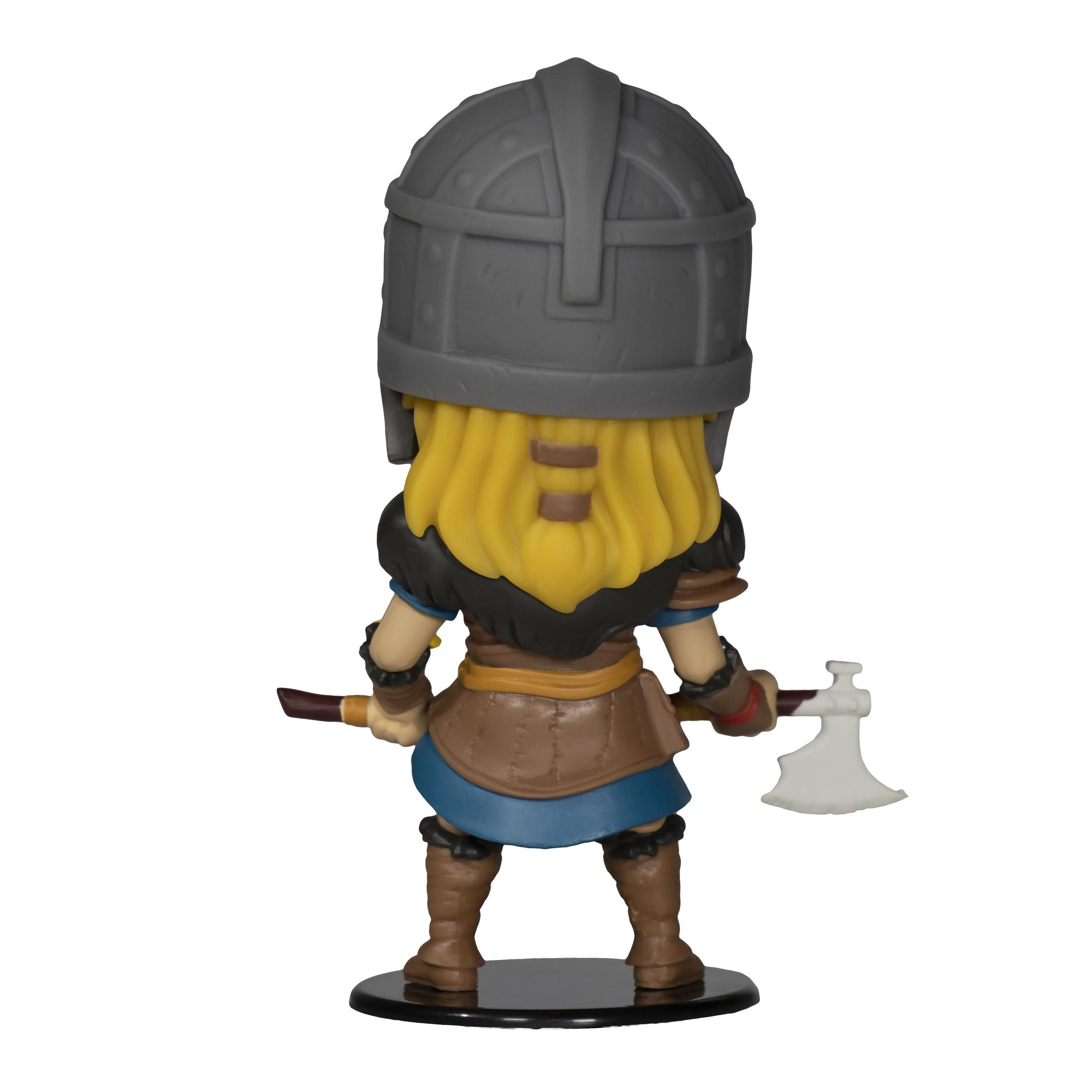 Wikinger-Figur, Rückansicht, Helm, Axt, braunes und blaues Outfit, auf schwarzer Basis.