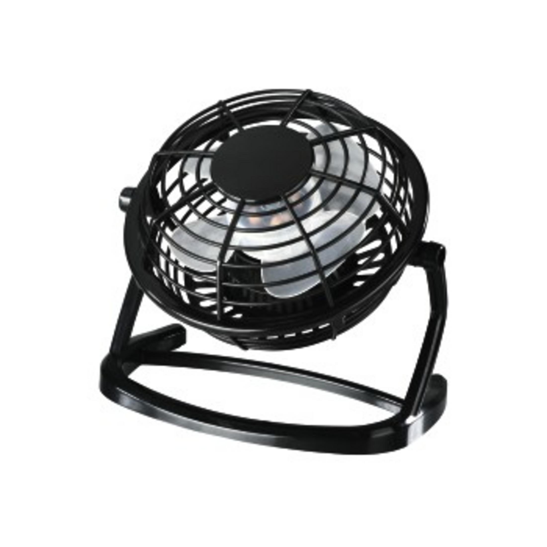 Schwarzer Schreibtischventilator mit Schutzgitter und Ständer. Auf Weiß.