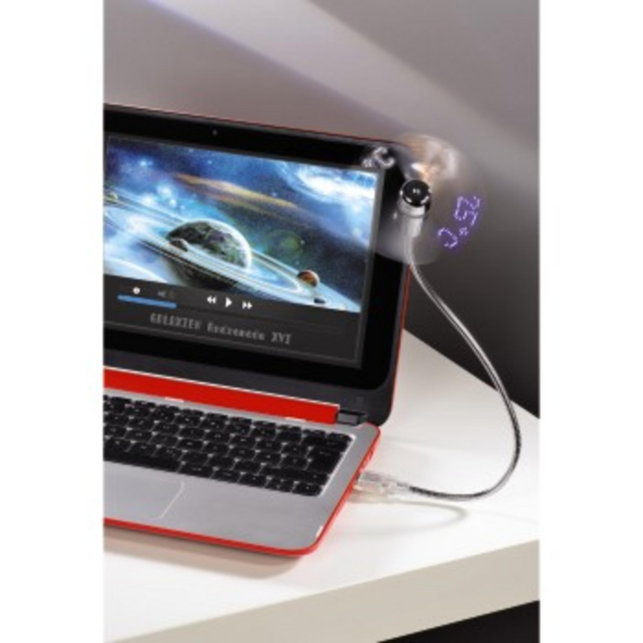 Ein Laptop mit einem Lüfter. Der Bildschirm zeigt eine Weltraumszene. Ein Display zeigt 0.52.