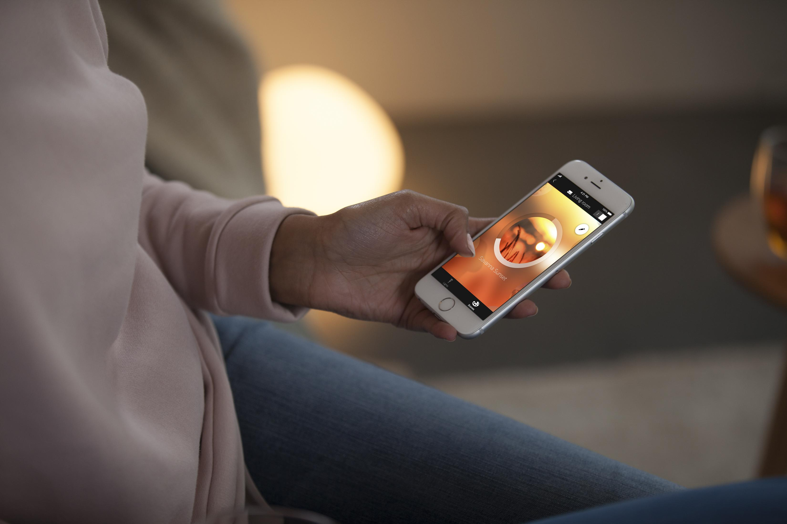Person hält Smartphone mit grafischer Darstellung und Text.