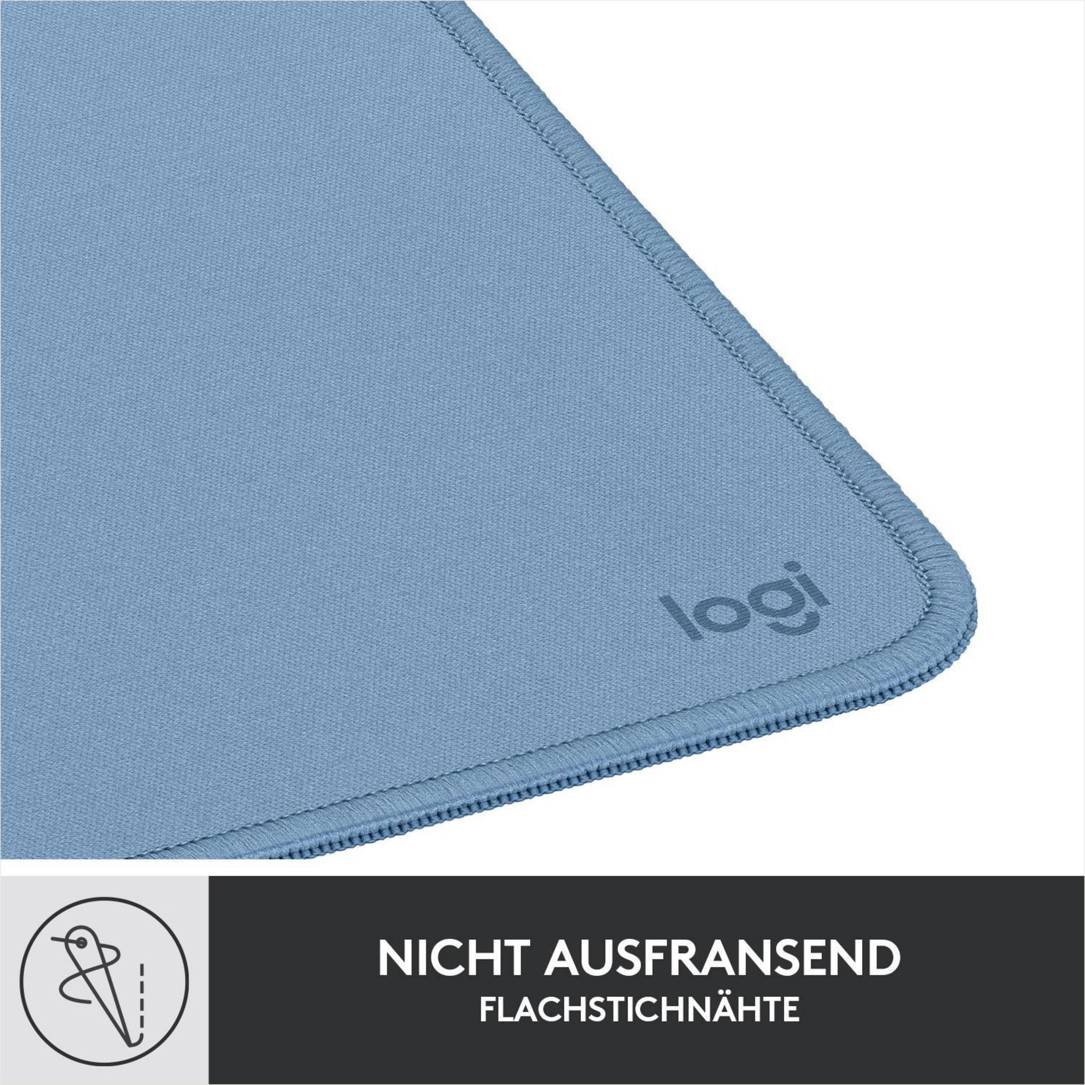 Niebieska podkładka pod mysz z logo Logi. Krawędzie są szyte. Tekst: 'nicht ausfransend'.