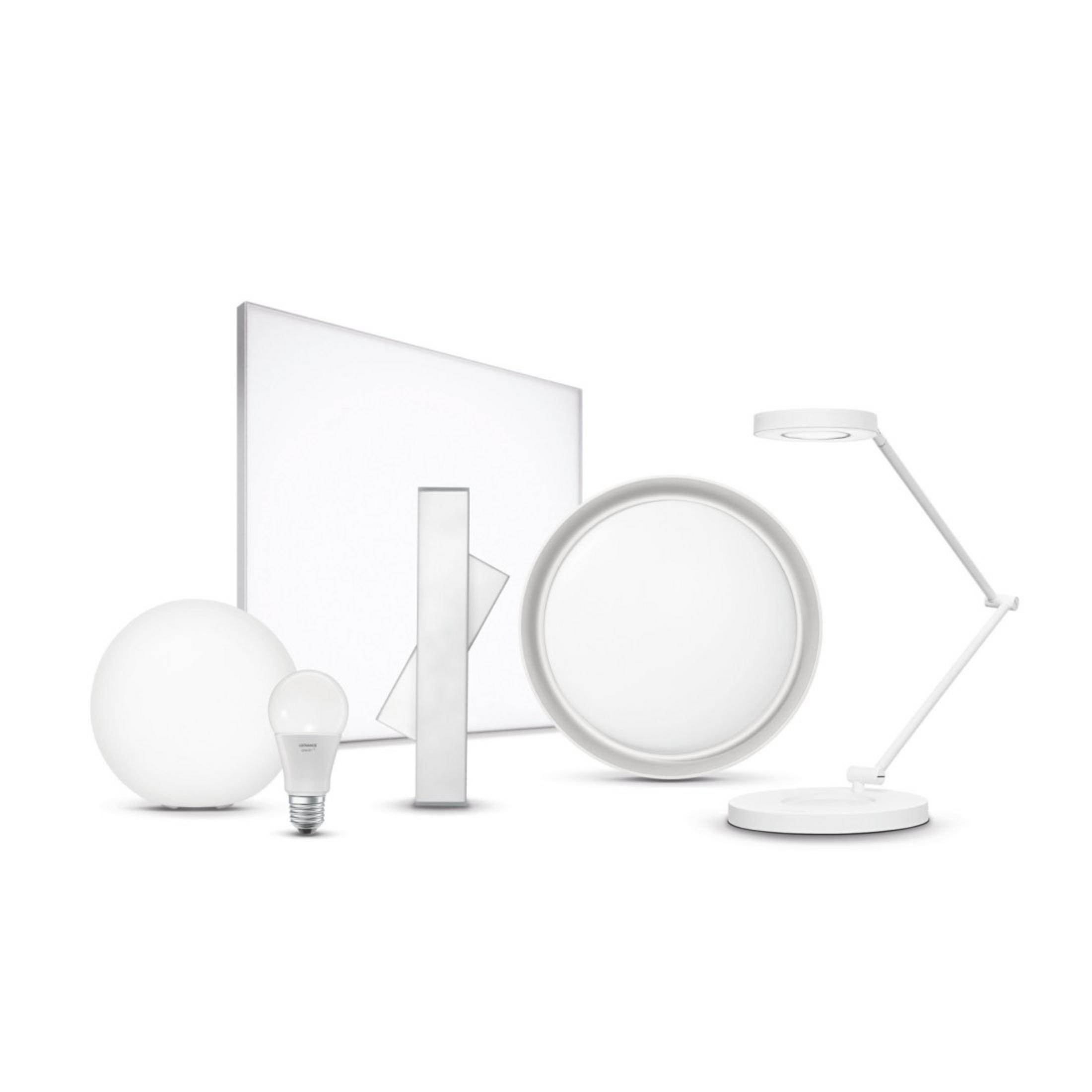 Verschiedene weiße Lampen, darunter eine Glühbirne, ein Panel und eine Schreibtischlampe. Isoliert auf Weiß.