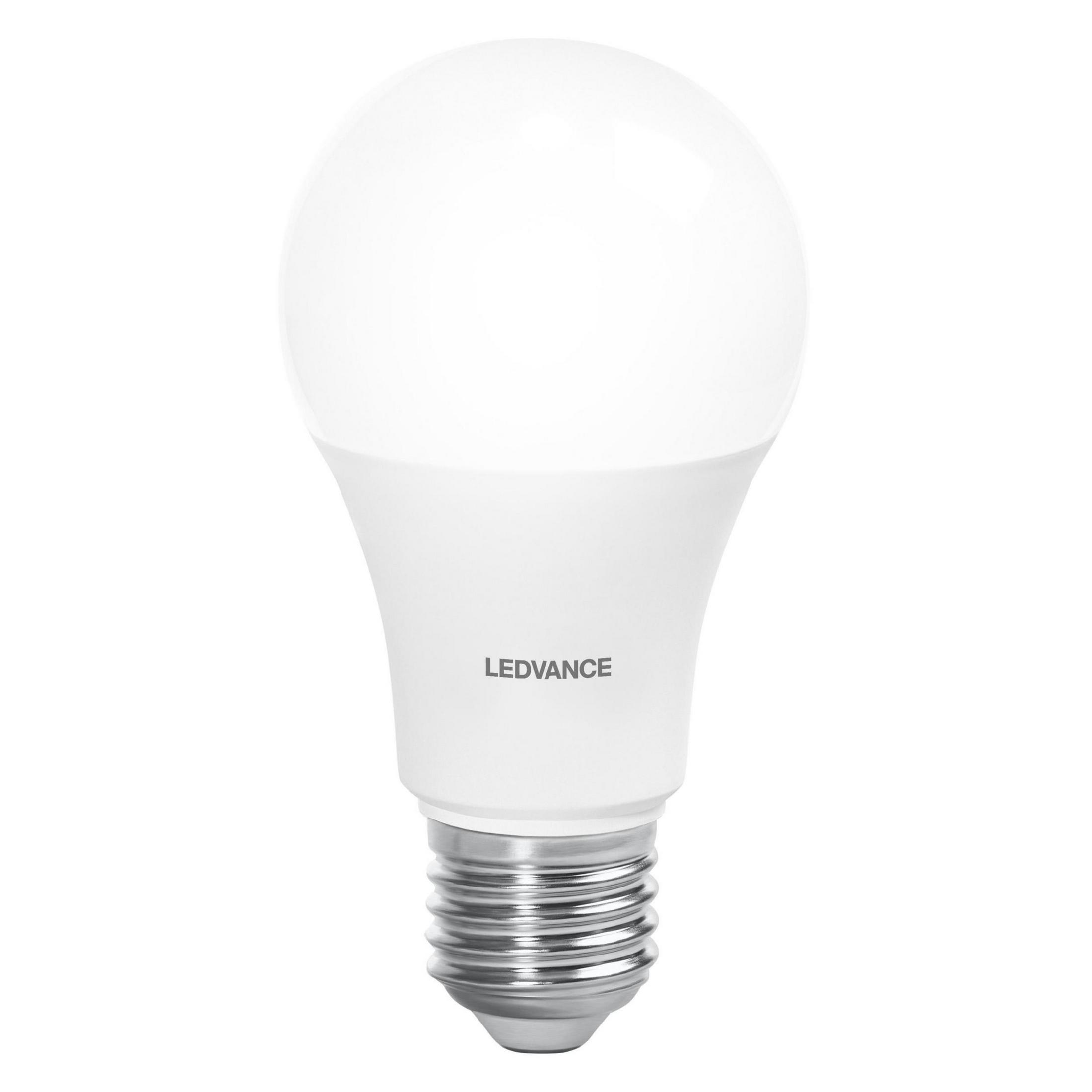 Una lampadina LEDVANCE bianca, con design a forma di pera e base argentata, su sfondo bianco.
