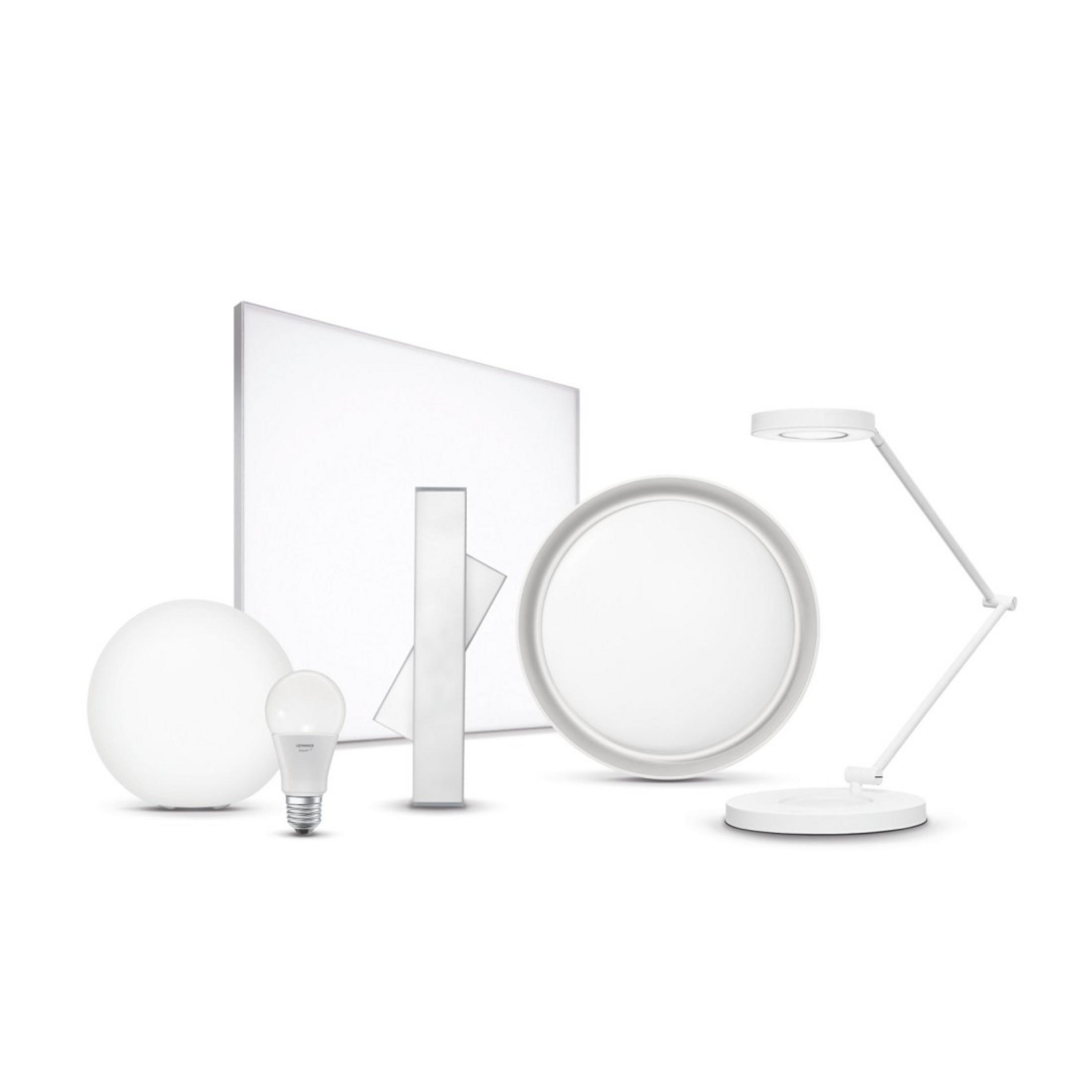 Verschiedene weiße Lichtquellen: Lampe, Lichtpaneel und Glühbirne.