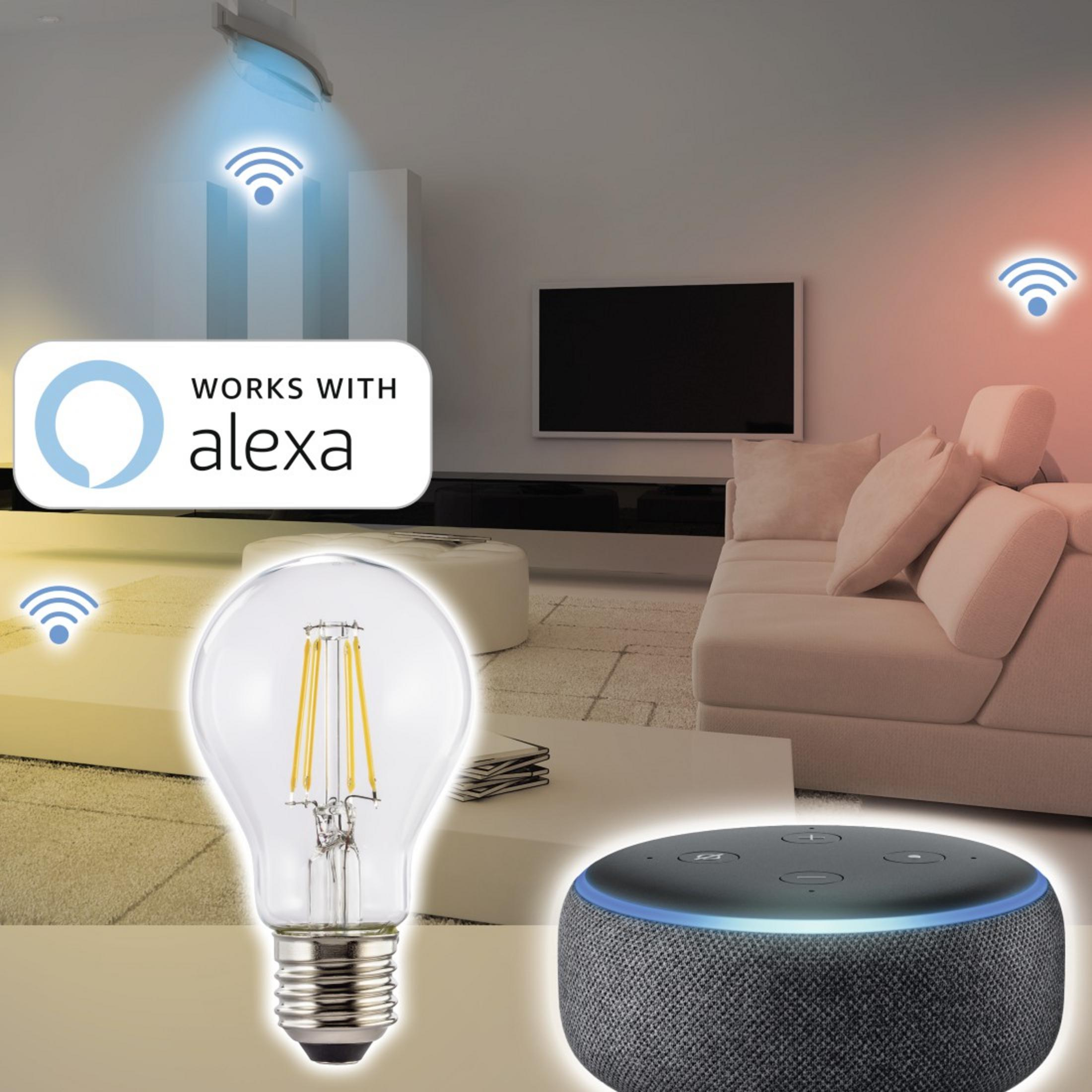 Bombilla inteligente con logotipo de Alexa, otros dispositivos y fondo de sala de estar.