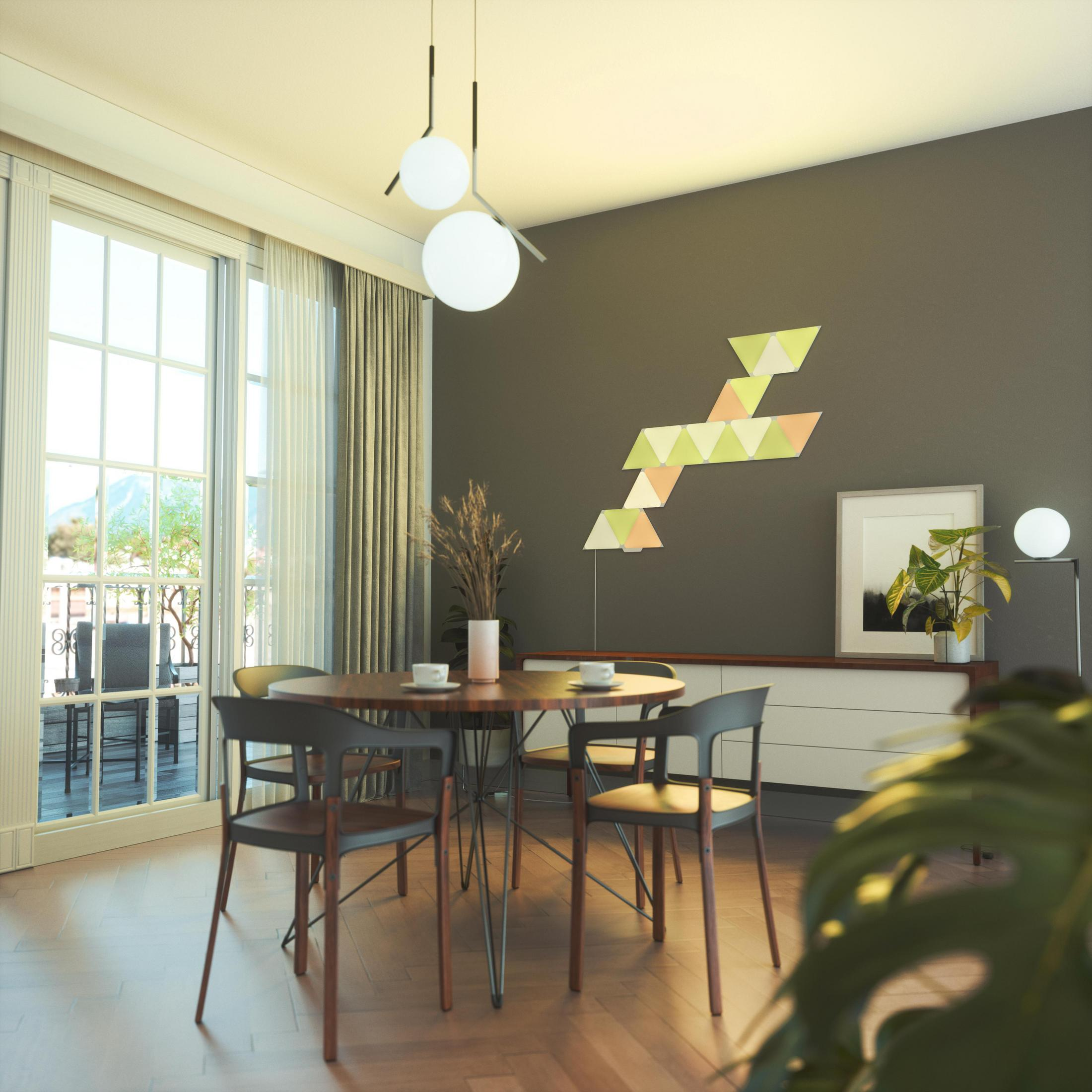 Ein modernes Esszimmer mit rundem Tisch, Stühlen und Dekorationsartikeln.