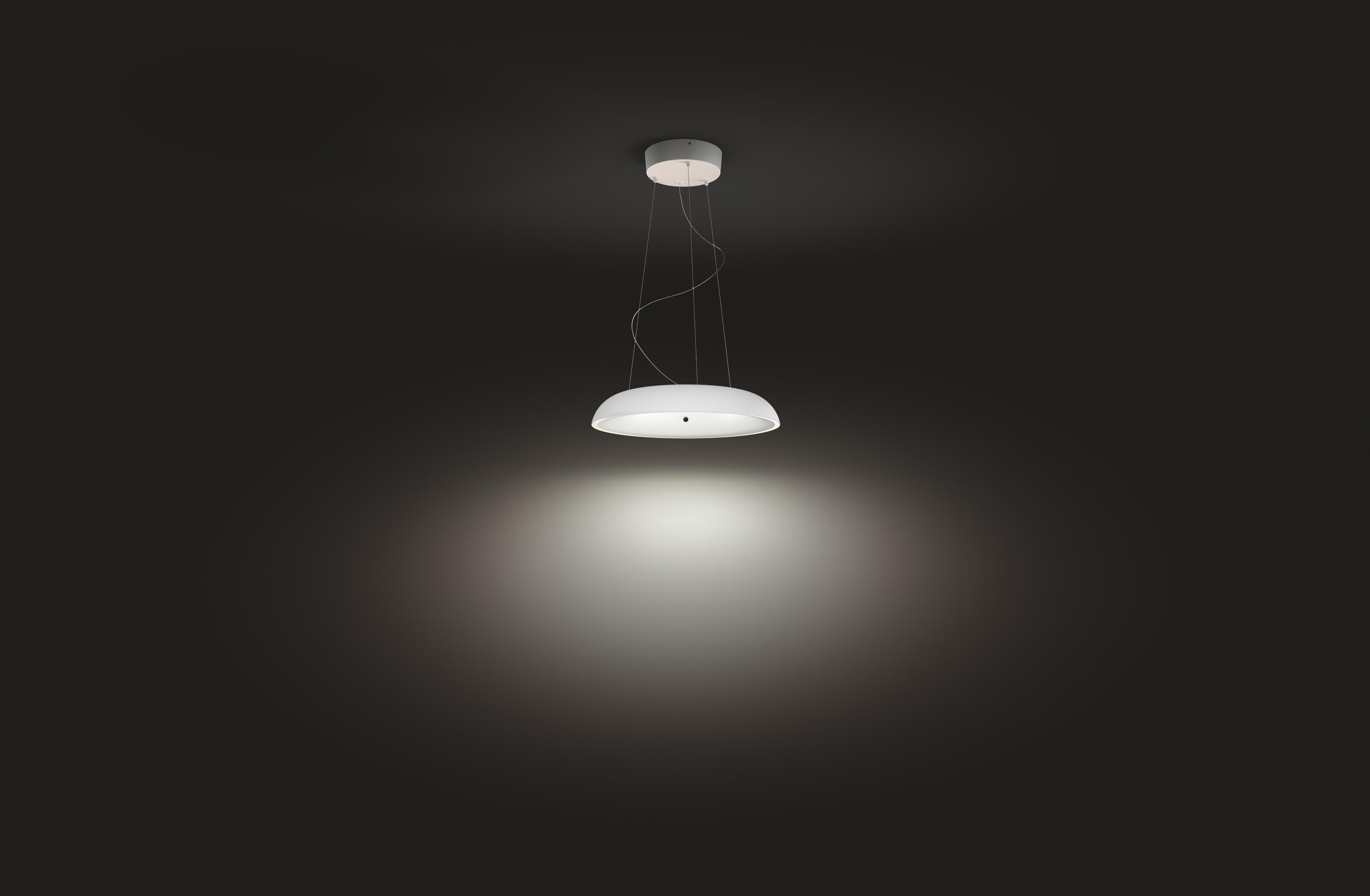 Suspension blanche. C'est une lumière en forme de disque avec une source de lumière qui brille vers le bas.