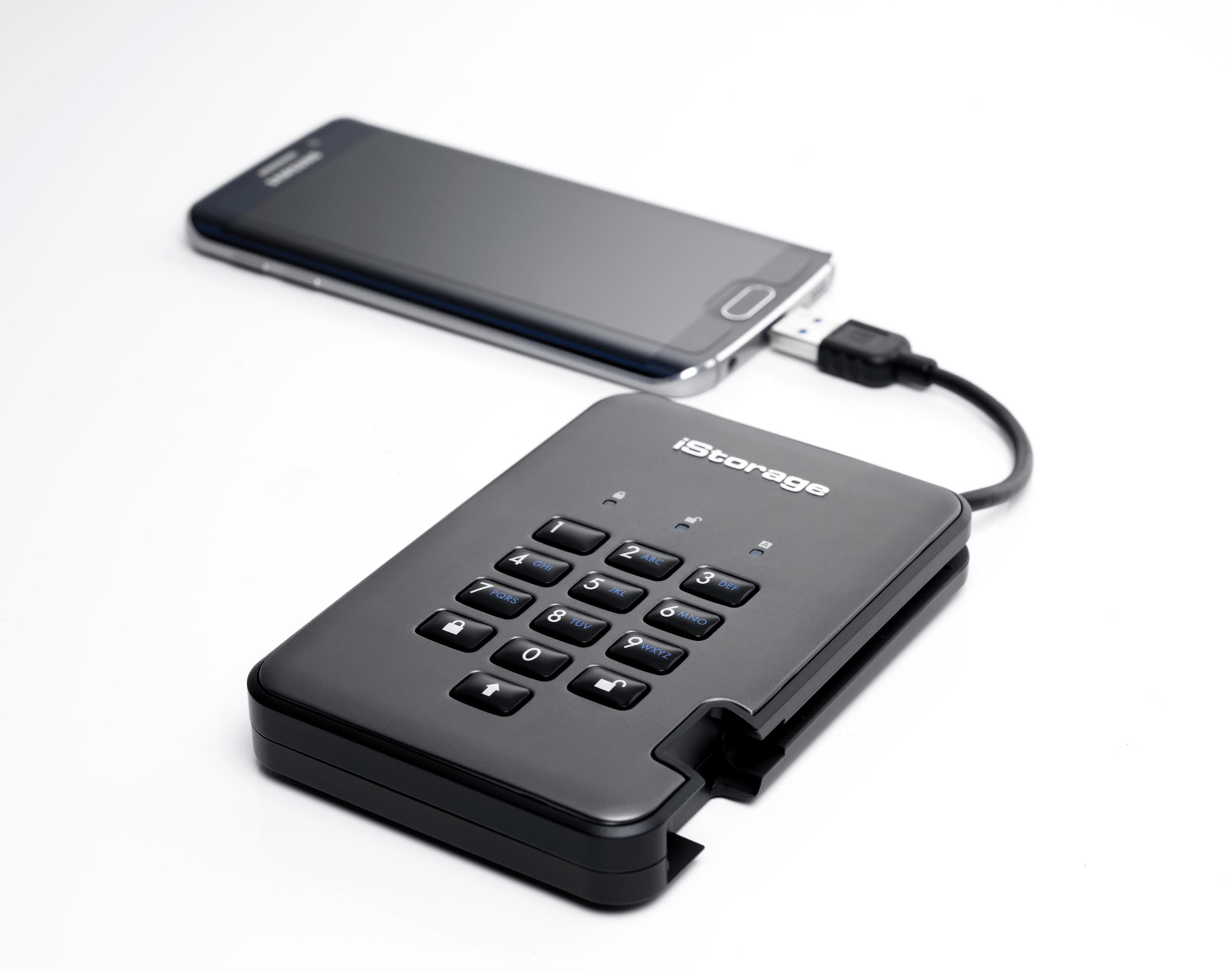 Un teléfono inteligente negro conectado a un dispositivo iStorage negro a través de un cable USB.
