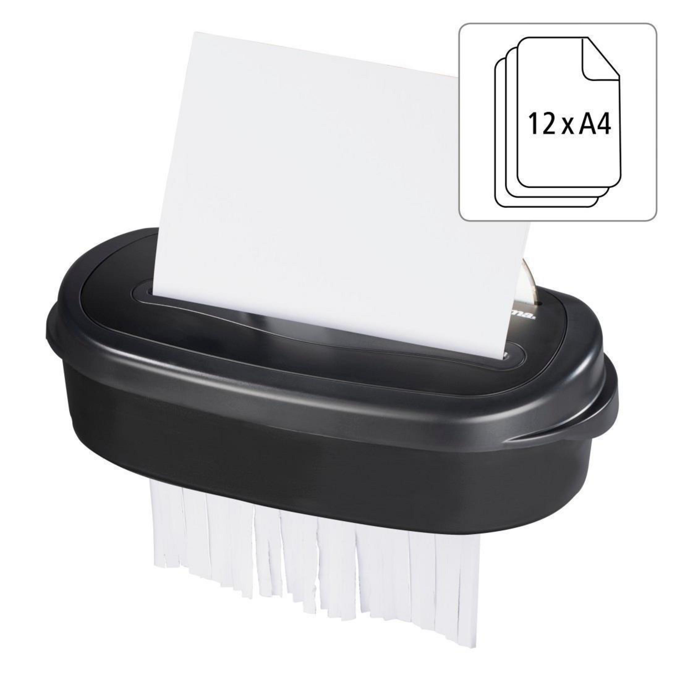 Czarna niszczarka do papieru ze stosem białego papieru i wychodzącym pociętym papierem.