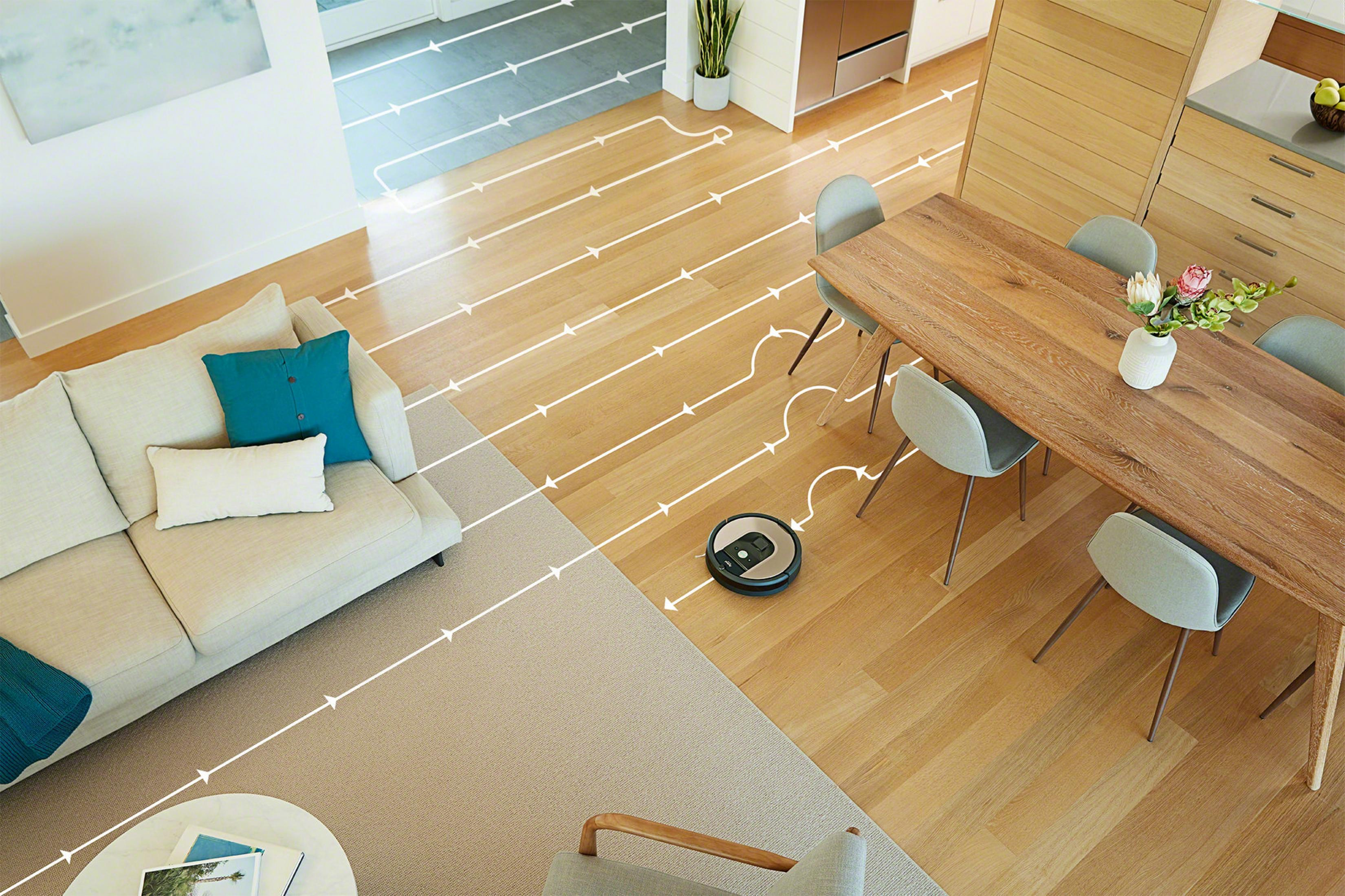Robot sprzątający odkurza pokój. Widoczne meble, podłoga z twardego drewna i ścieżka czyszczenia.