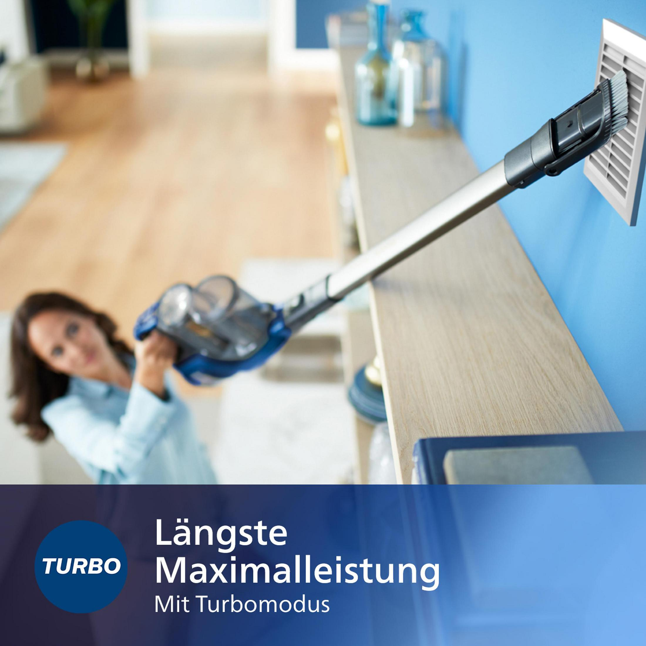 Eine Frau saugt mit einem Staubsauger eine Wand. Der Produktname ist unten sichtbar.