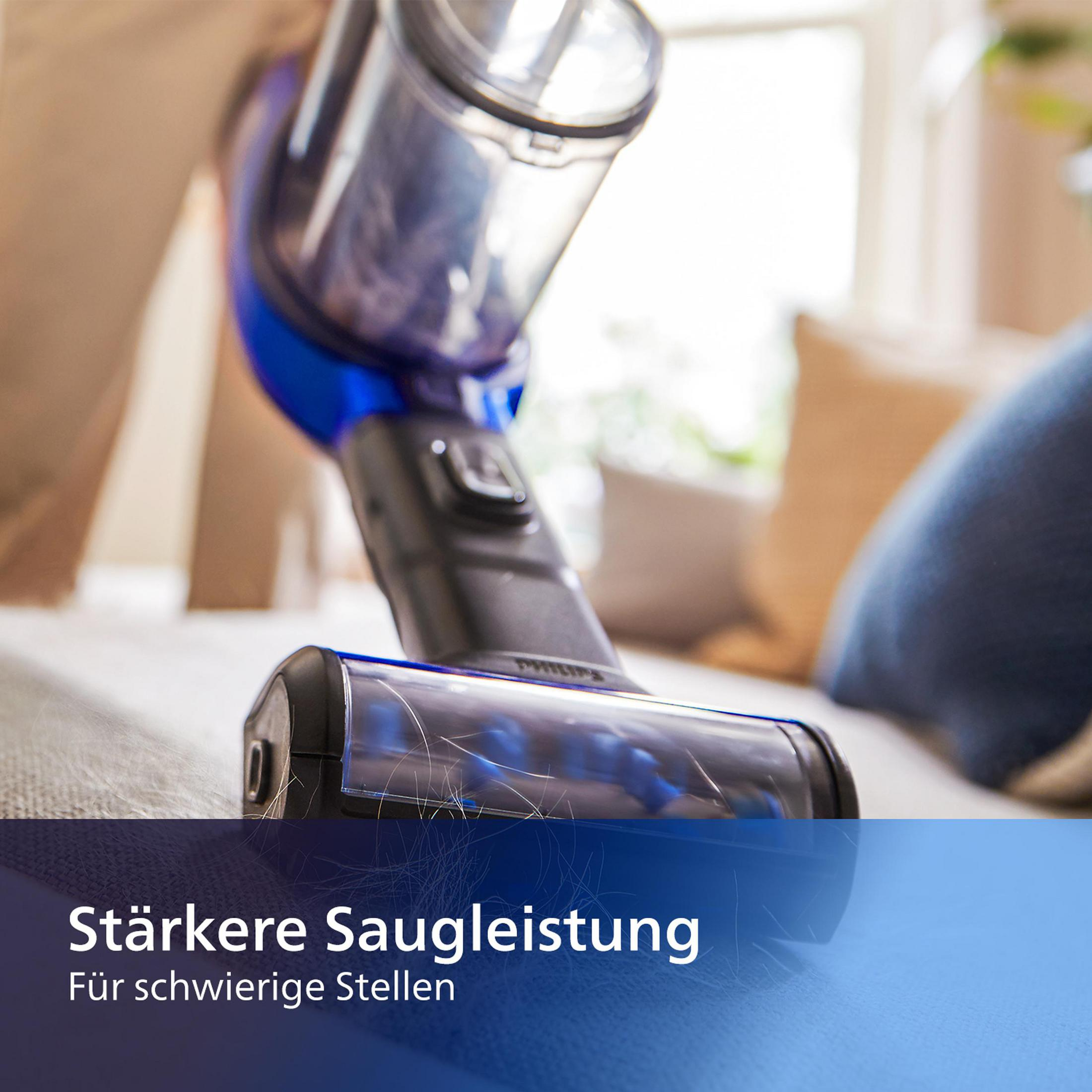 Nahaufnahme eines Staubsaugerkopfes zeigt Haare und Schmutz, die aufgesaugt werden.
